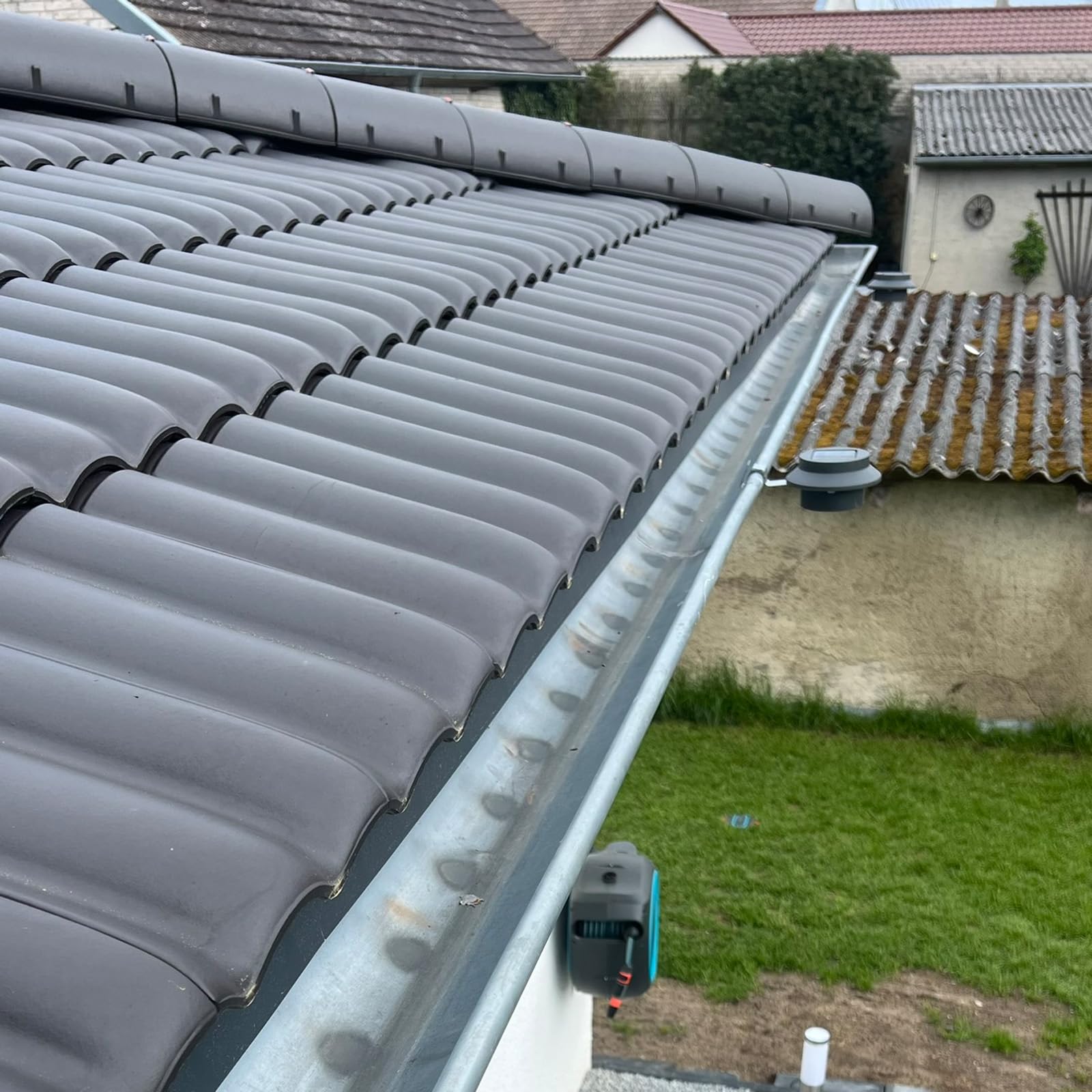 Solar Dachrinnenleuchten 24er Set Anthrazit LED Warmweiß IP44 Außen Garten | BURI Dämmerungssensor, wetterfest, Zaunbeleuchtung, Gartenleuchten, Solarbetrieb, energiesparend, Terrasse, Balkon