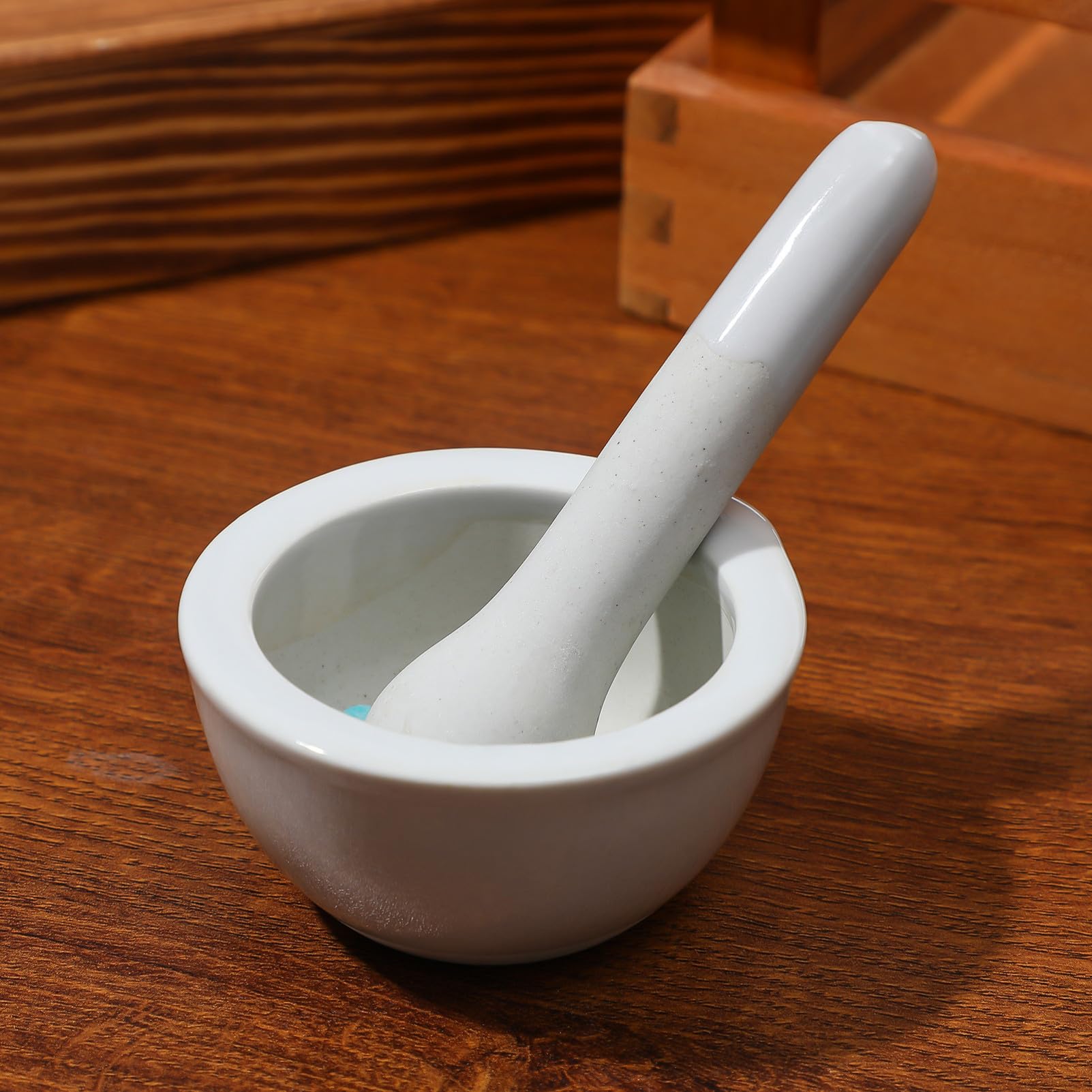 Set 2 Pezzi Ciotola per Macinare Medicinali in Porcellana Bianca 60mm Pestello Ergonomico Utensili per Triturare Spezie e Pillole in Casa e Farmacia