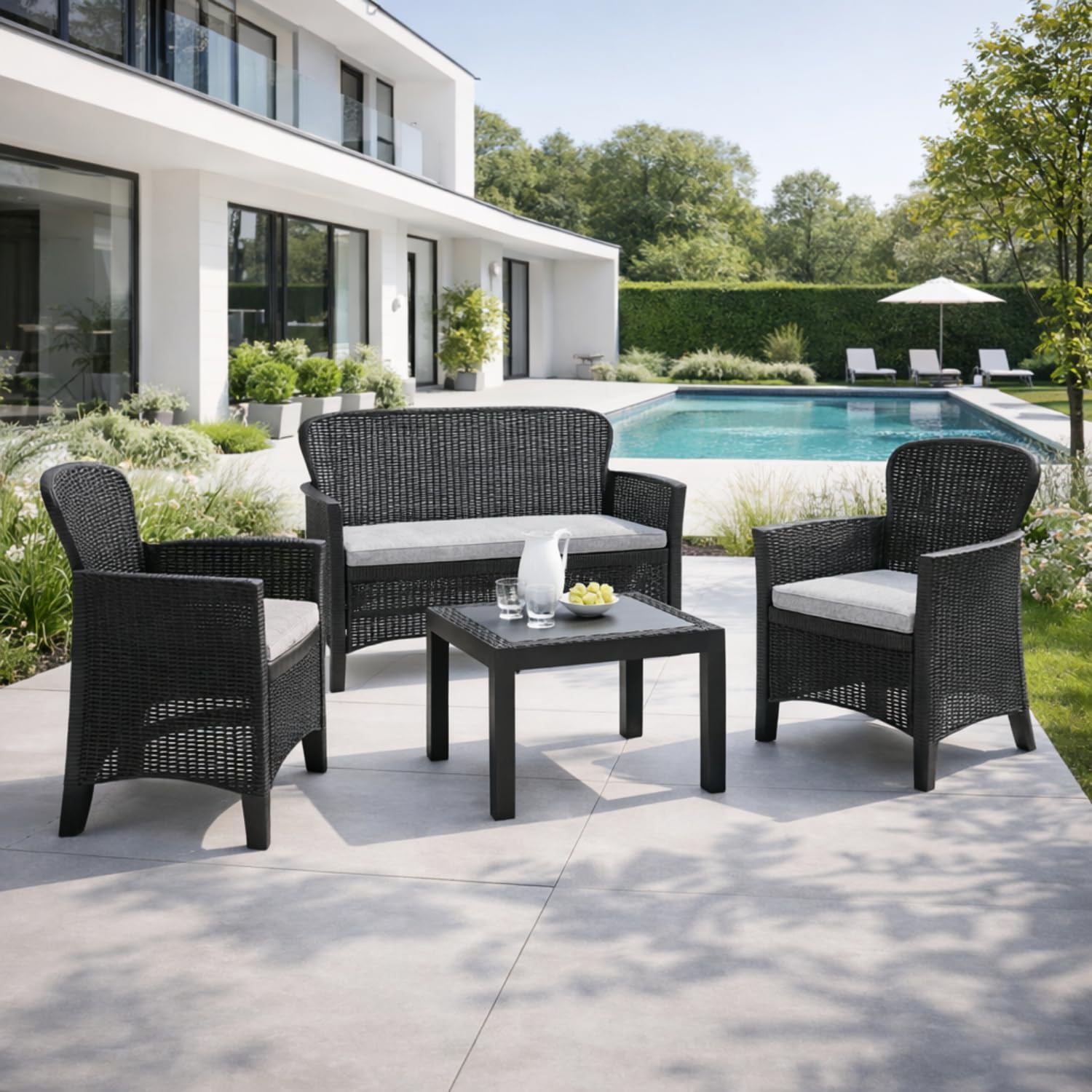 VIRSUS Set Salottino da Giardino per 4 Persone, Composto da: 2 Poltrone, 1 Divano a 2 Posti e 1 Tavolino, Cuscini per comoda Seduta, Design Rattan di colore Antracite, Interno ed Esterno -JUN6043F