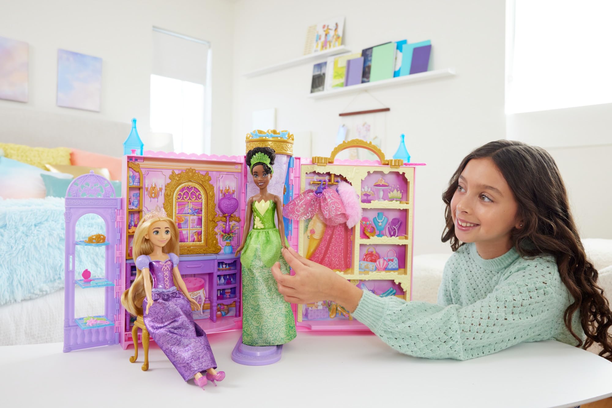 Mattel Disney Princess - Guardaroba da Favola, playset armadio apribile fino a 60cm con 2 abiti e 25 accessori, specchiera, camerino e passerella inclusi, giocattolo per bambini, 3+ anni, HXC20