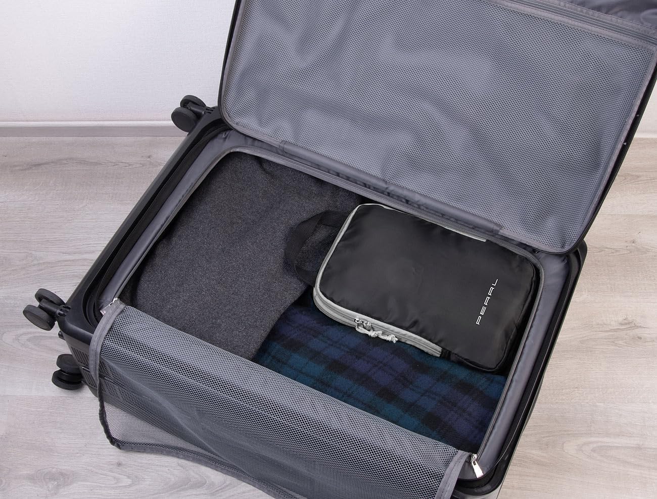 PEARL Compression Packing Bag: Compression Bag for Hand Luggage, Medium, 30 x 20 x 11 cm (Travel Organiser, Luggage Bag, Shoulder Bag) image 3