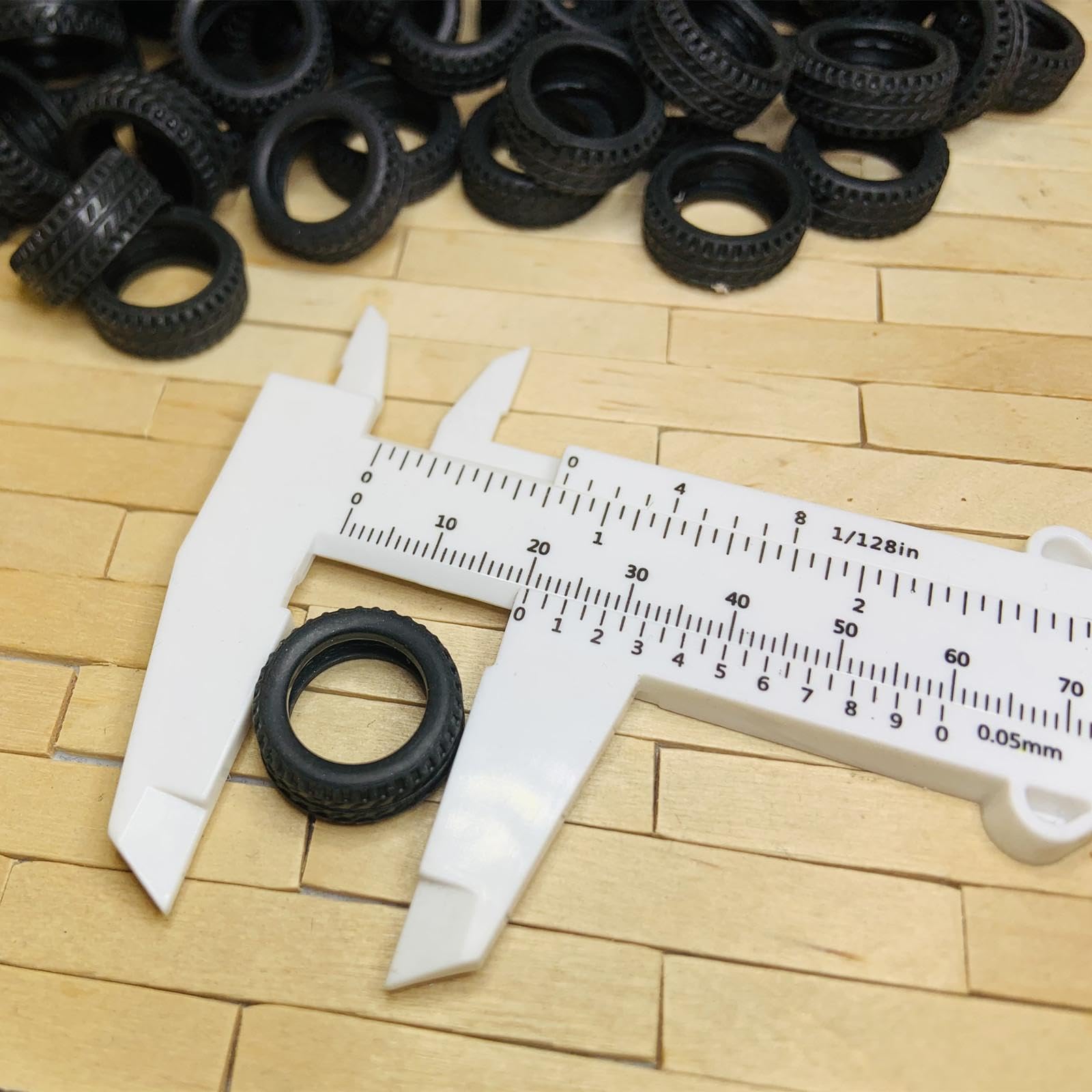 ZEZEFUFU 50 pièces 1/32 modèle de voiture mini pneus en caoutchouc accessoires de scène diamètre 20 mm roue en caoutchouc RC pièces de voiture
