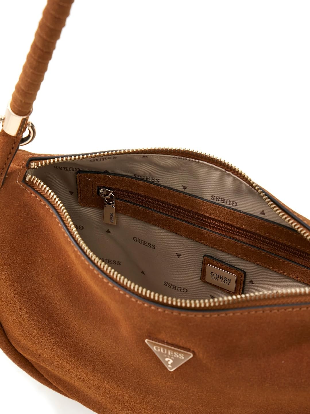 GUESS Brązowa zamszowa torebka hobo z plecionym uchwytem, styl casual z ozdobnym urokiem