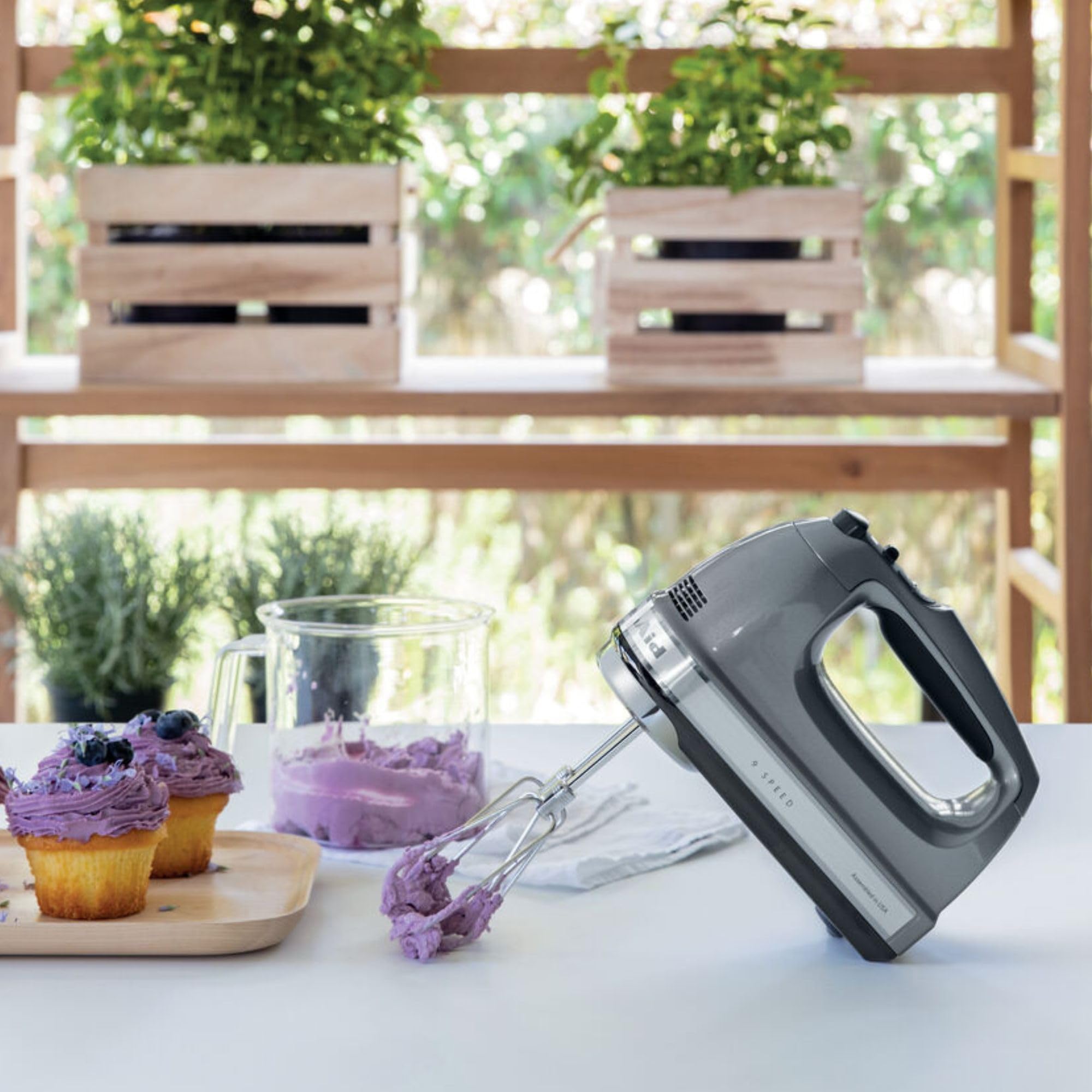 KitchenAid Handmixer - Artisan - 9 Snelheden - 85W - LED-indicator - Kloppers, Deeghaken en Garde - Comfortabele Handgreep - Compact en Stil - Keizerrood
