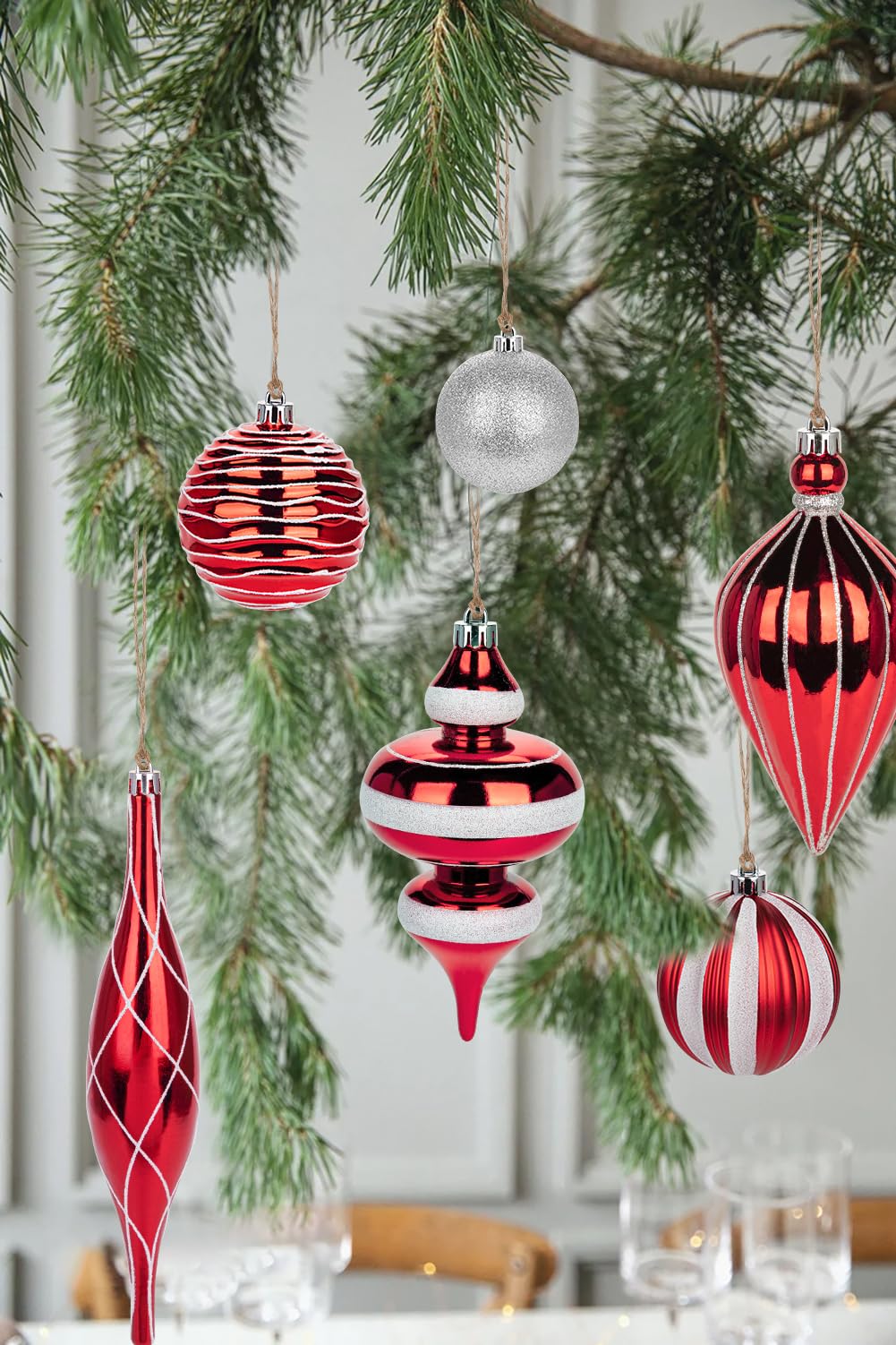 Hollyone Lot de 32 boules de Noël incassables en plastique - Différentes boules de Noël - Ornements à suspendre pour sapin de Noël, vacances, fêtes, décoration d'intérieur - Rouge et argenté