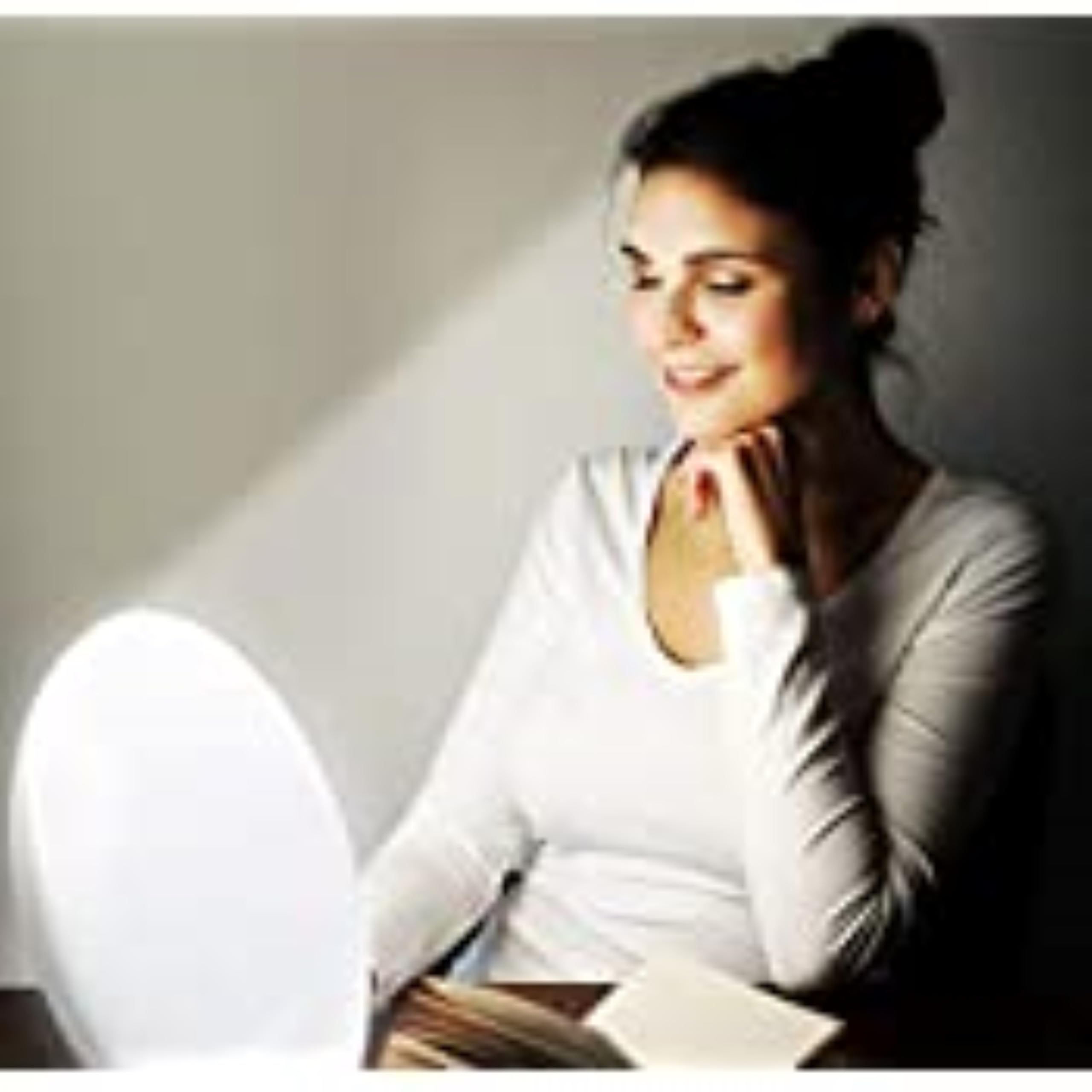 Lumeye1 - Lampe de Table pour Luminothérapie, Lutte Contre le Blues Hivernal, Booste Énergie et Moral avec jusqu'à 10 000 Lux de Lumière Naturelle, Compact