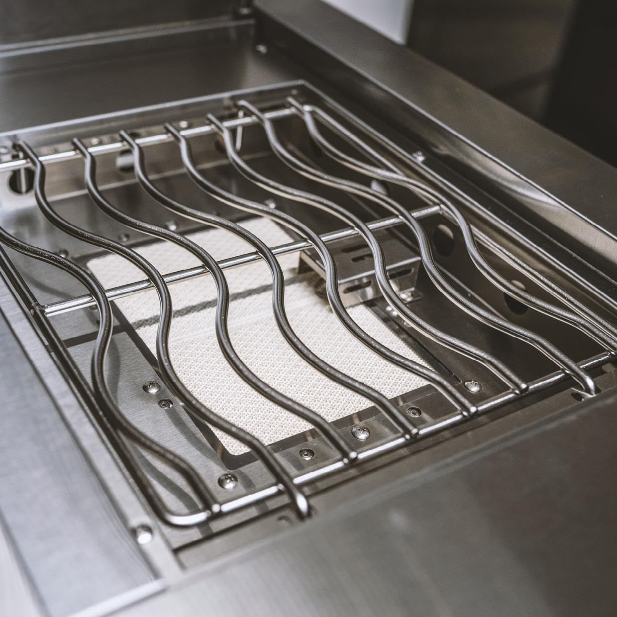 GORILLER® Blackback S10 grill gazowy z dodatkową powierzchnią roboczą i miejscem do przechowywania, stal nierdzewna, czarny