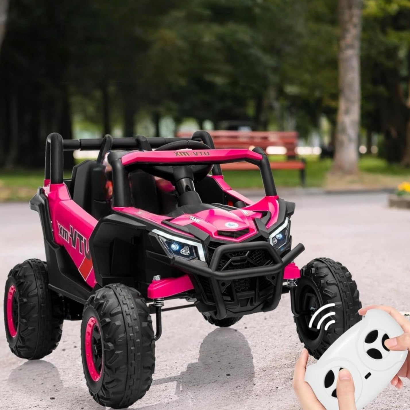 12V Voiture Électrique Télécommandée Enfant 3-6 Ans Véhicule 3 Vitesse Phares LED Quad Tout Terrain Effets Sonores Et Lumineux Jardin Gazon Goudron Grande Autonomie Rose Fuchsia