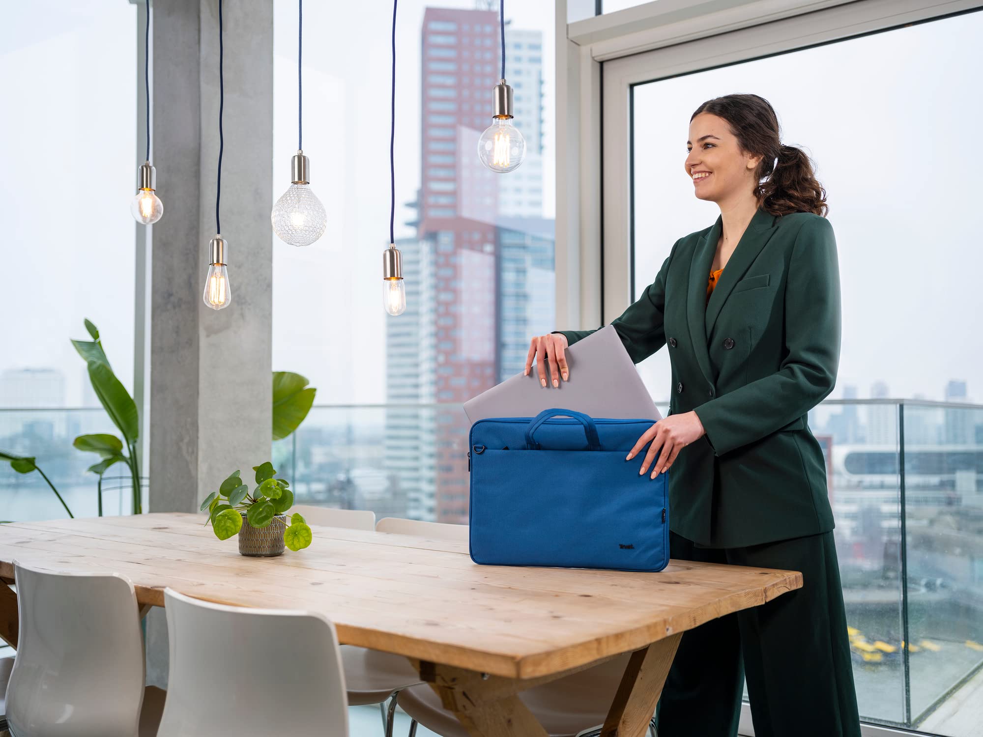 Trust Bologna Slim Eco Borsa per Laptop fino a 16", Borsa per Laptop Sostenibile in Plastica Riciclata, con Tracolla, Custodia per Viaggio, Lavoro, Ufficio, Scuola