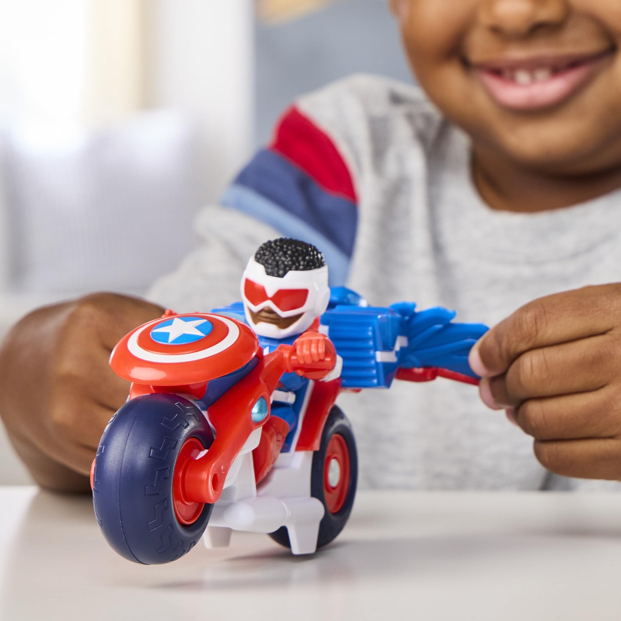 Marvel Iron Man and His Awesome Friends, Capitán América: Sam Wilson Super Bike, Figura de acción y Moto de Juguete