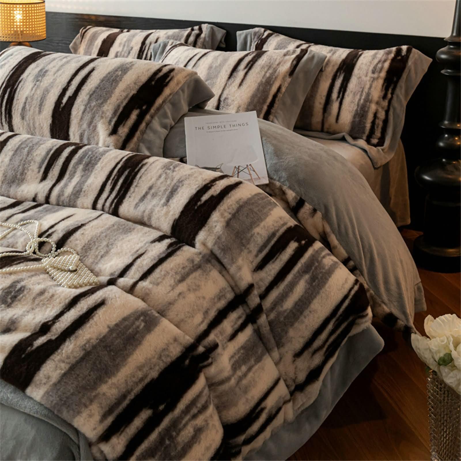 4-częściowy zestaw pościeli na łóżko 150 cm, poszwa na kołdrę 200 x 230 cm, prześcieradło z gumką 150 x 200 cm i 2 poszewki na poduszki, wzór w paski, miękki aksamit, szaro-czarny