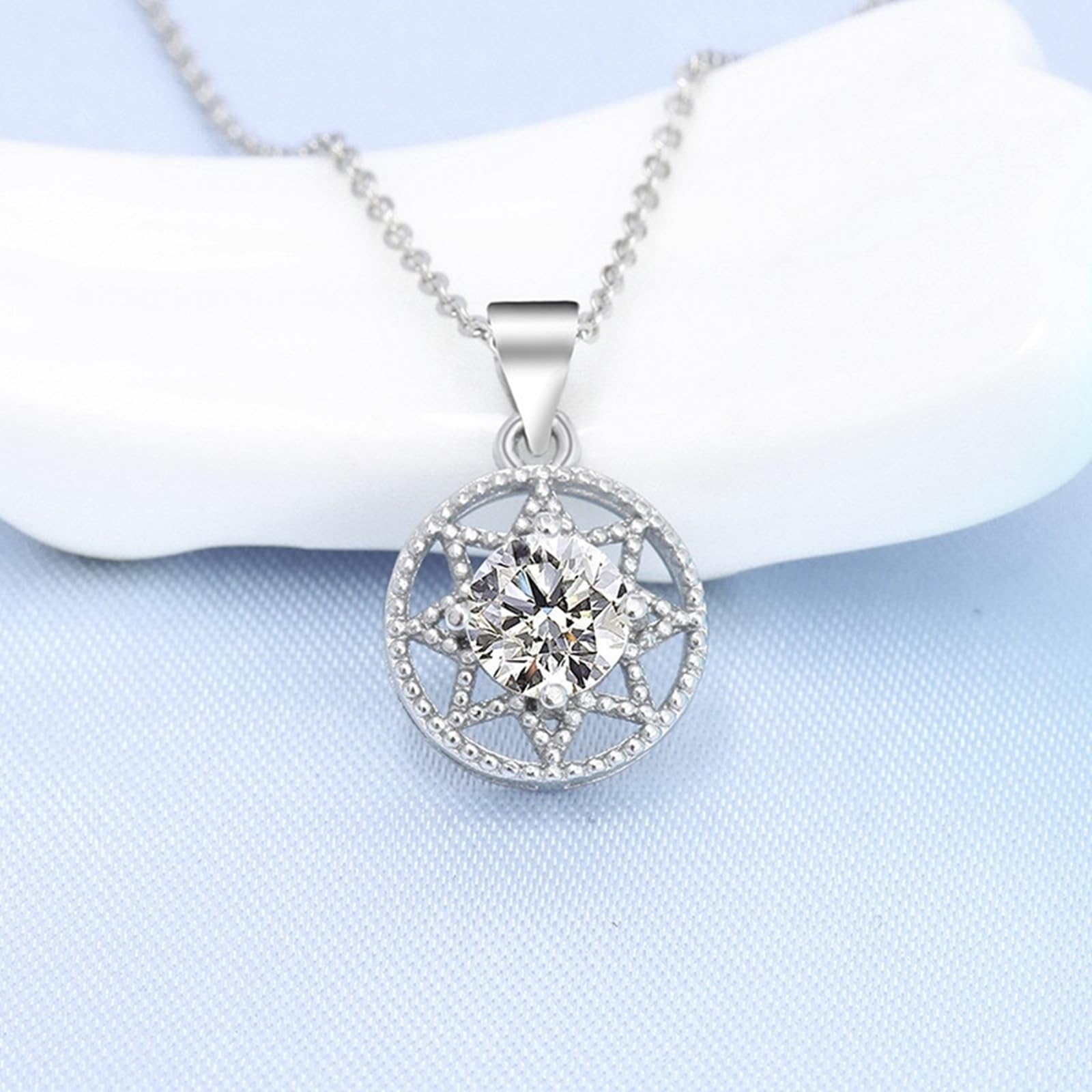 KnBoB Collar para mujer de oro blanco 375 de 9 quilates, diseño de flor hueca, 1 ct, redondo, cadena de diamante con colgante de 40 + 5 cm