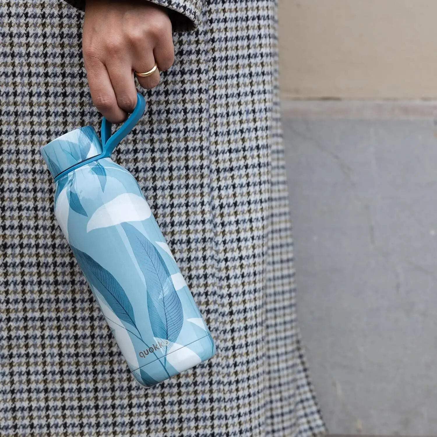 Quokka QUO40182 Solid Z silikonowym wieszakiem -Blue Wind 510 ML | Butelki Wody Ze Stali Nierdzewnej Bez BPA |Podwójna Ściana Termiczna Butelka - Utrzymuje zimno i ciepło dla dzieci i dorosłych