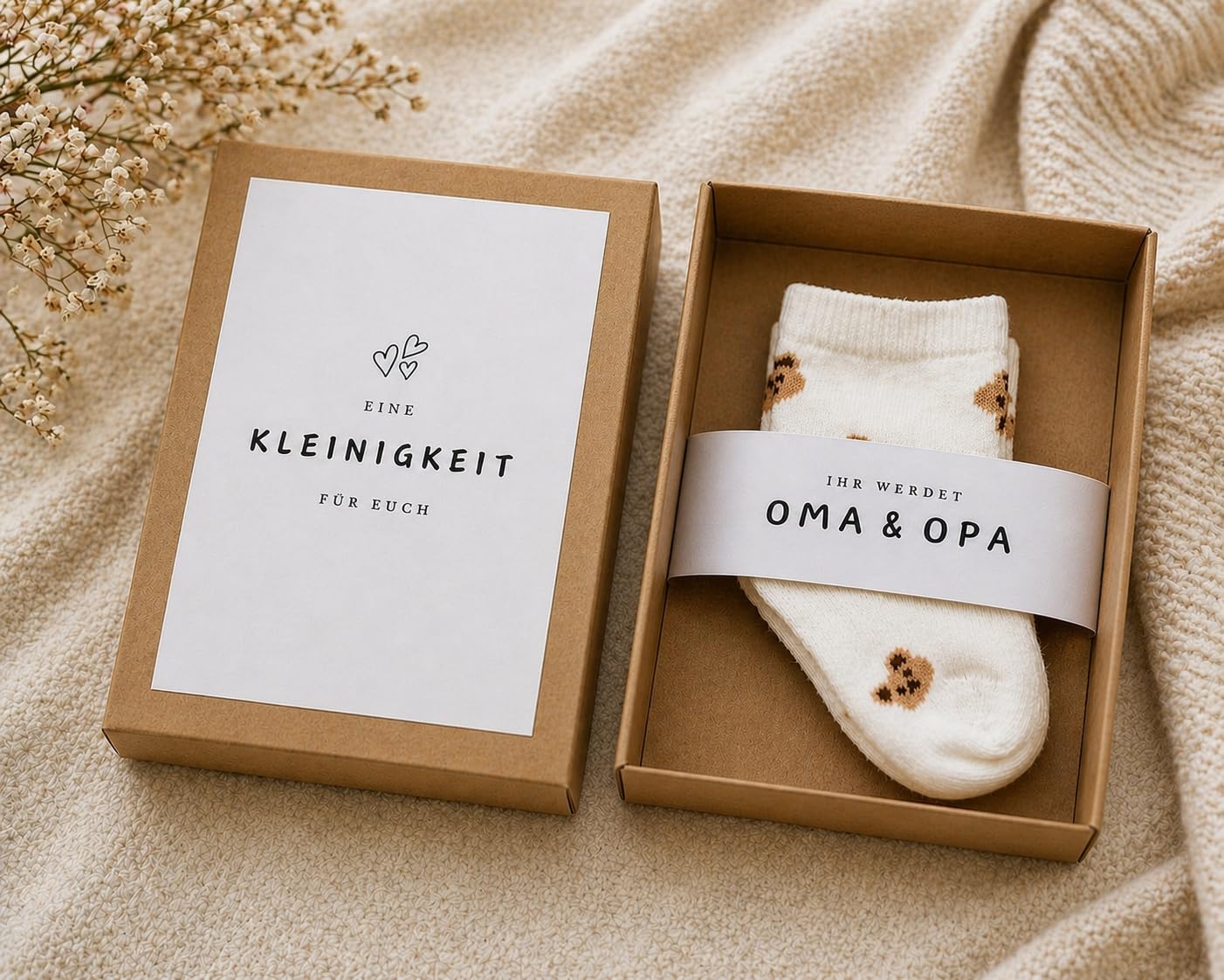 Schwangerschaft verkünden | Du wirst Oma | Du wirst Opa | Ihr werdet Oma & Opa | Baby Verkündung | Ihr werdet Oma und Opa mit Babysocken | Weiß mit Bären | Du wirst Oma, Du wirst Opa, Ihr werdet Oma & Opa, Baby Verkündung