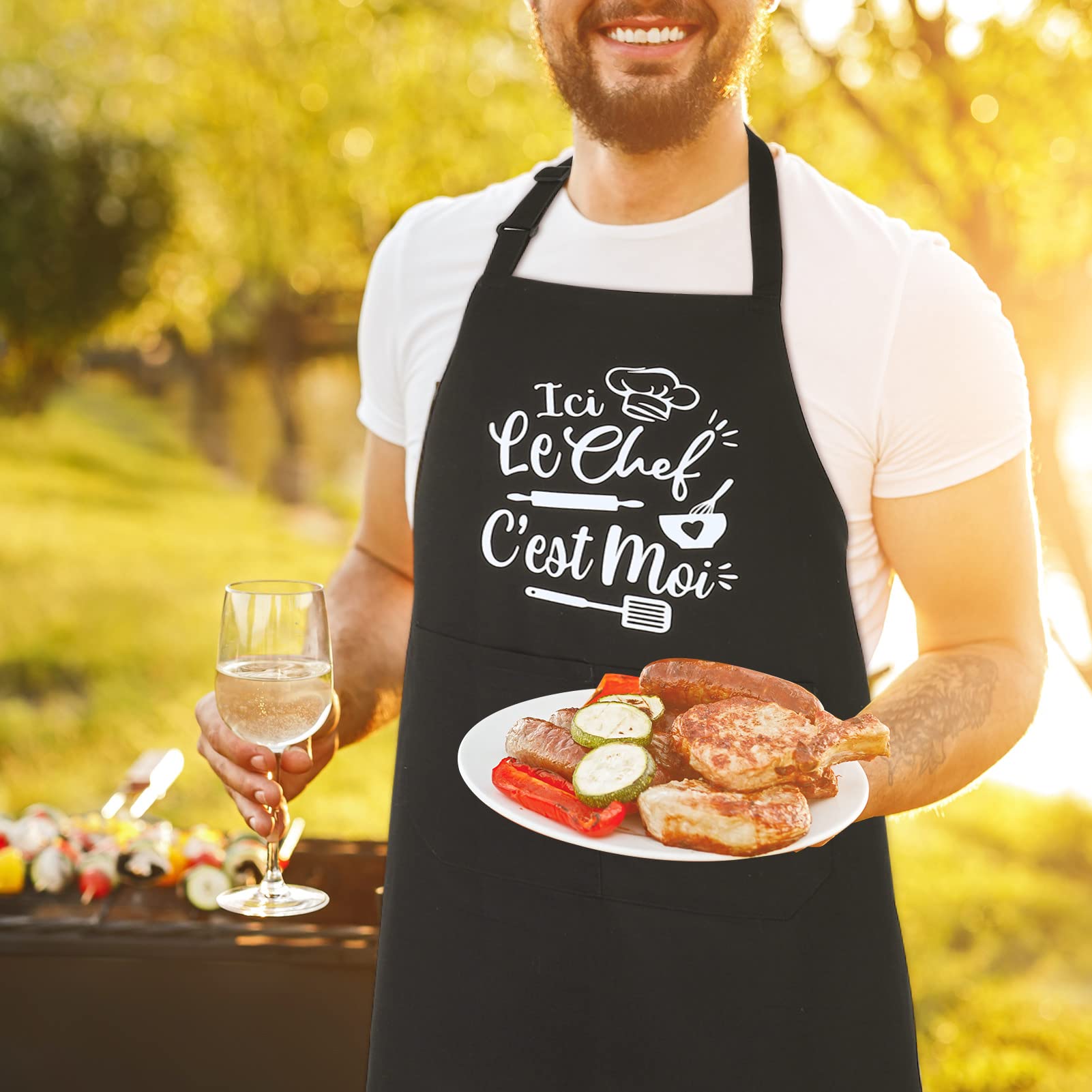 Tablier de Cuisine pour Homme,Ici Le CHEF C’est Moi Tabliers de Cuisine Étanche Réglable Tablier Barbecue avec Poches Idée Cadeau Fête des pères