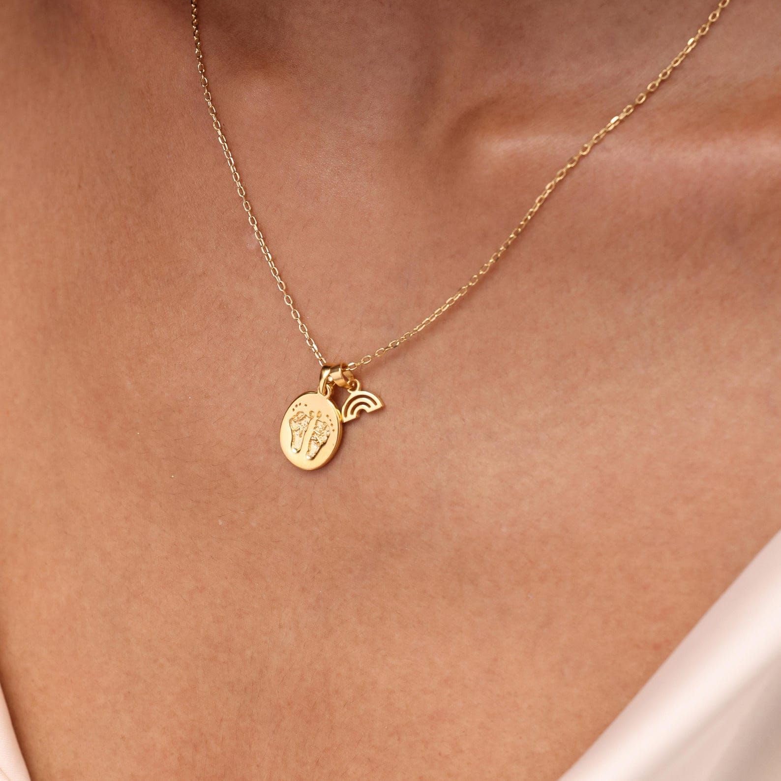 Collar con Huella de Bebé Personalizada | Colgante Ovalado Arcoíris de Plata | Joya de Recuerdo Familiar