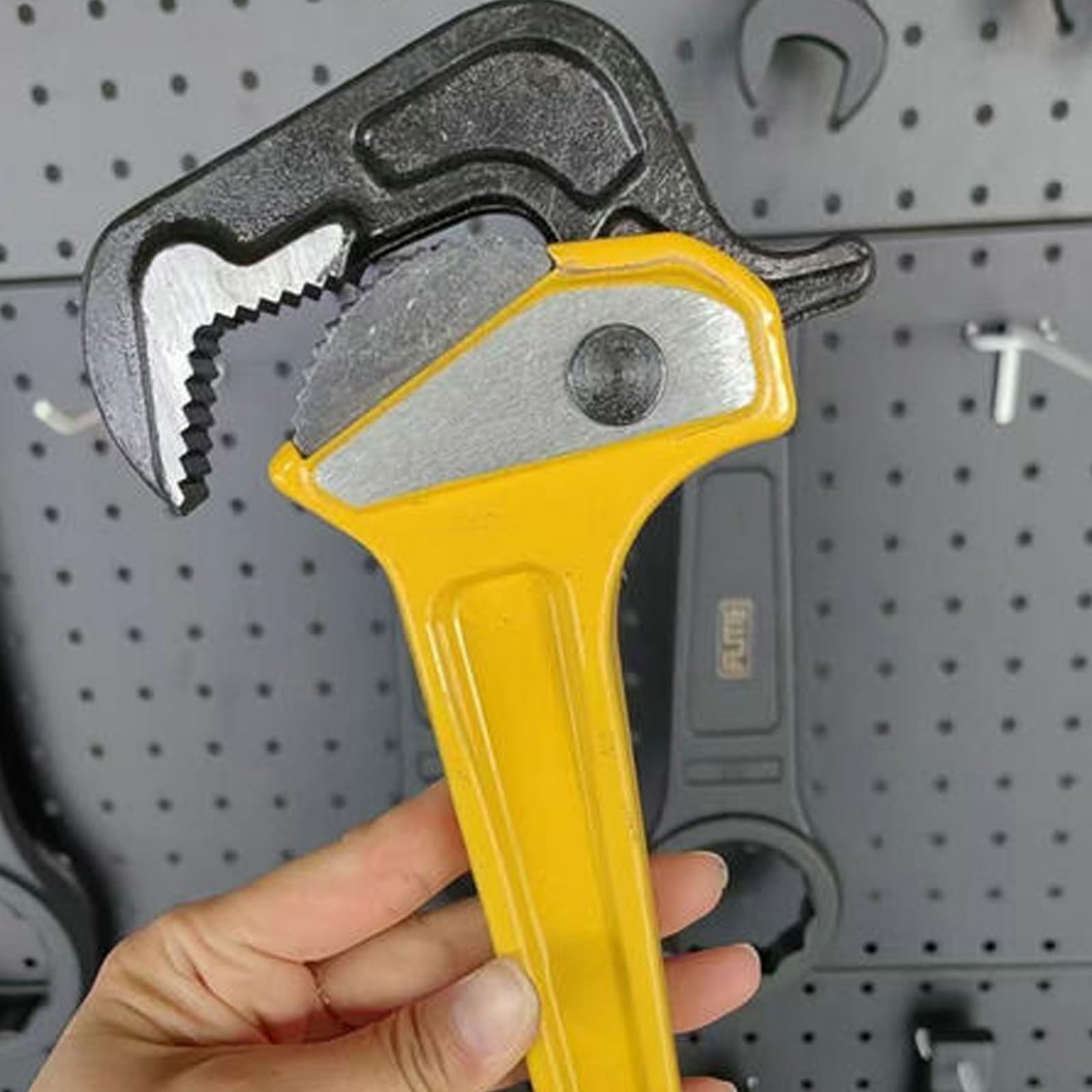 Herramienta de llave de fontanería de trinquete resistente con agarre ergonómico de tres dientes para espacios reducidos y reparaciones profesionales de tuberías llave de fontanero