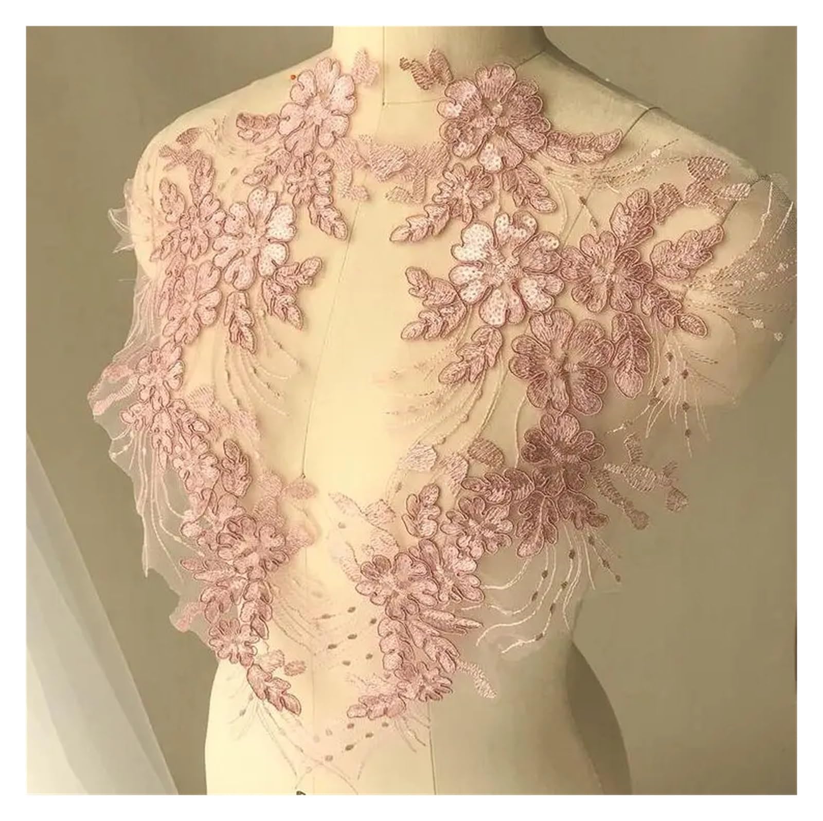 Garniture brodée en dentelle 3D pour réparer et embellir une robe