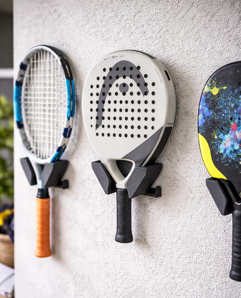 Support mural pour raquette de padel et tennis – Porte raquette murale confortable et anti-rayures – Convient à toutes les raquettes standard – Gain de place résistant avec vis et chevilles