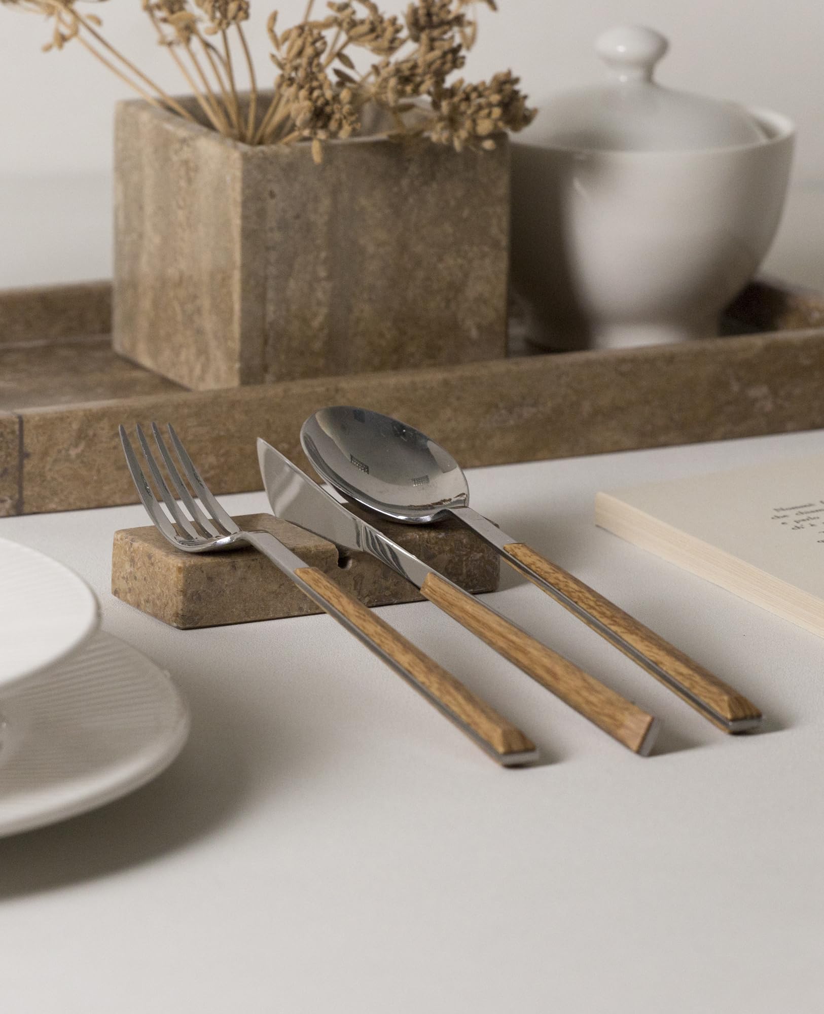 Reposacubiertos XL de Mármol Natural – Respaldo artesanal para cubiertos Made in Italy – Elegante soporte para cubiertos – Portapicos decorativo y sostenible para la mesa (Travertino