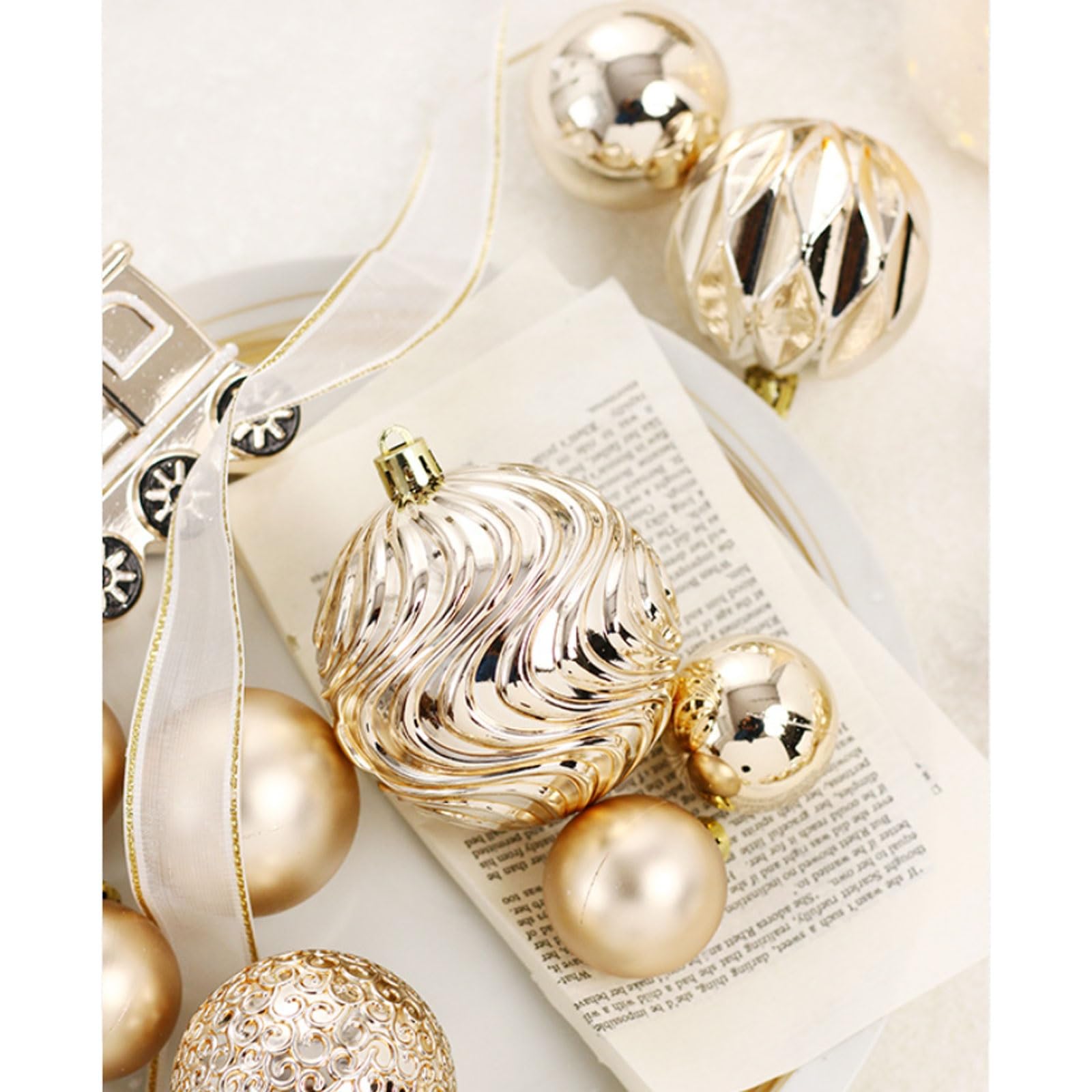 65-teiliges Weihnachtsbaumschmuck-Set, Verschiedene bruchsichere Kunststoffkugeln und „Frohe Weihnachten“-Schilder, dekorative Hängekugeln for Weihnachten(Gold)