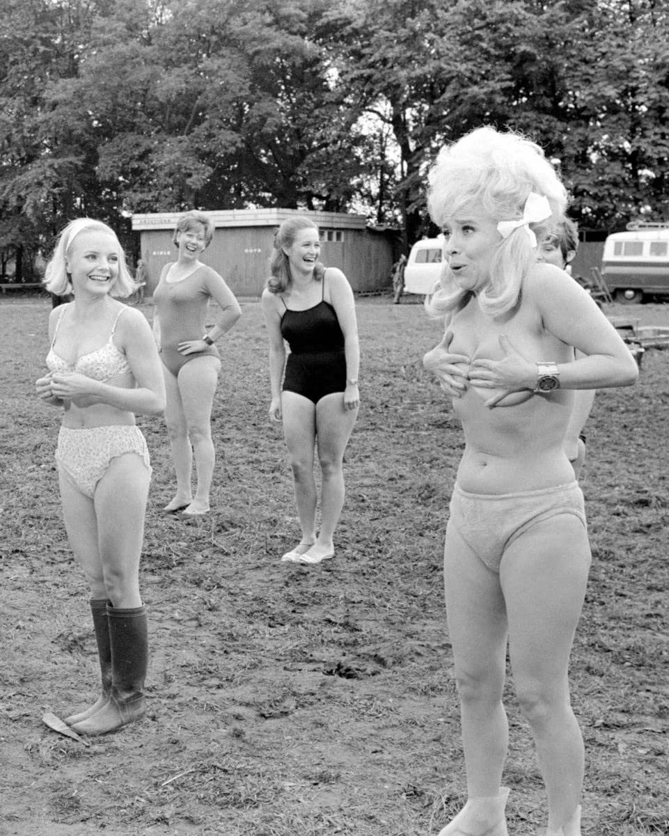 worldphotographs Carry on Camping (1969) Barbara Windsor 10x8 Photo