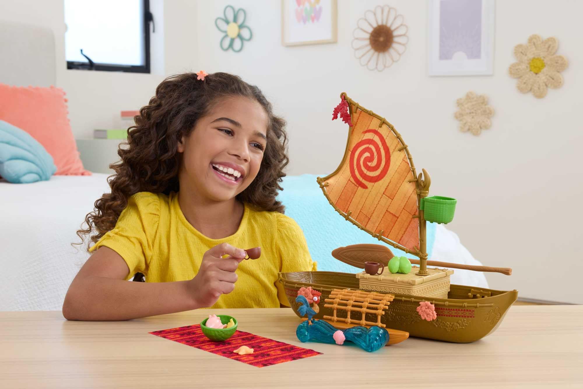 Mattel Playset Disney Vaiana Esploratrice dell'Oceano in Canoa | 5 aree gioco, 9 accessori, personaggio animale Heihei e dondolo, ispirato al film Disney, JLN22