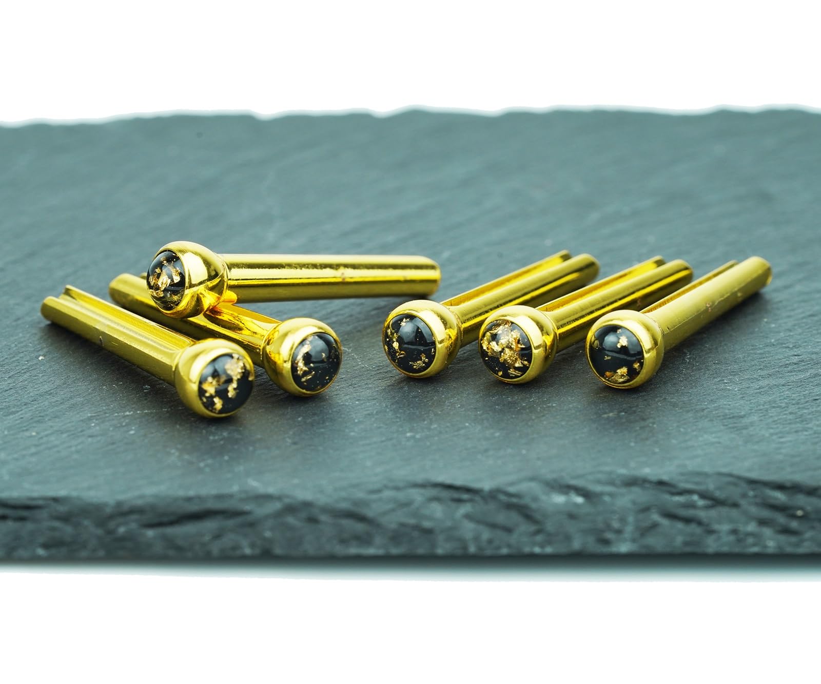 Guyker Gitarrenstegstifte, 6 Stück Messingstifte Endpin mit Goldfolienmuster für 6 Saiten Akustikgitarre Folk-Gitarren-Nagelklammern feste Kegel Ersatzteile 1 Set (GX-002)