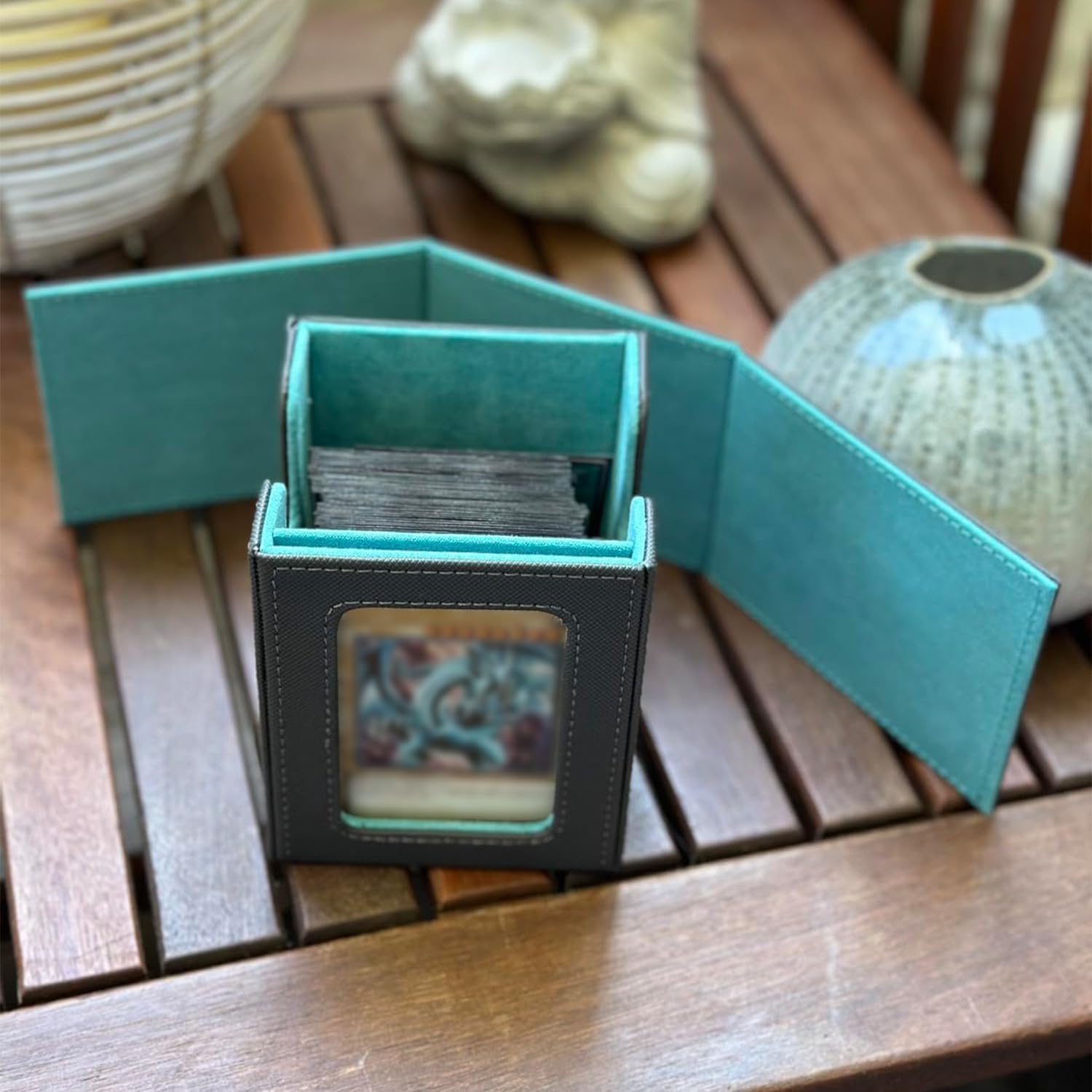 Box Porta Mazzo mit Display per Carte MTG Capacità di 100+ Carte/30+ Carta Toploader,Magnetic Flip Deck Box per le Carte di Magic Commander TCG (Verticale-Blu Chiaro)