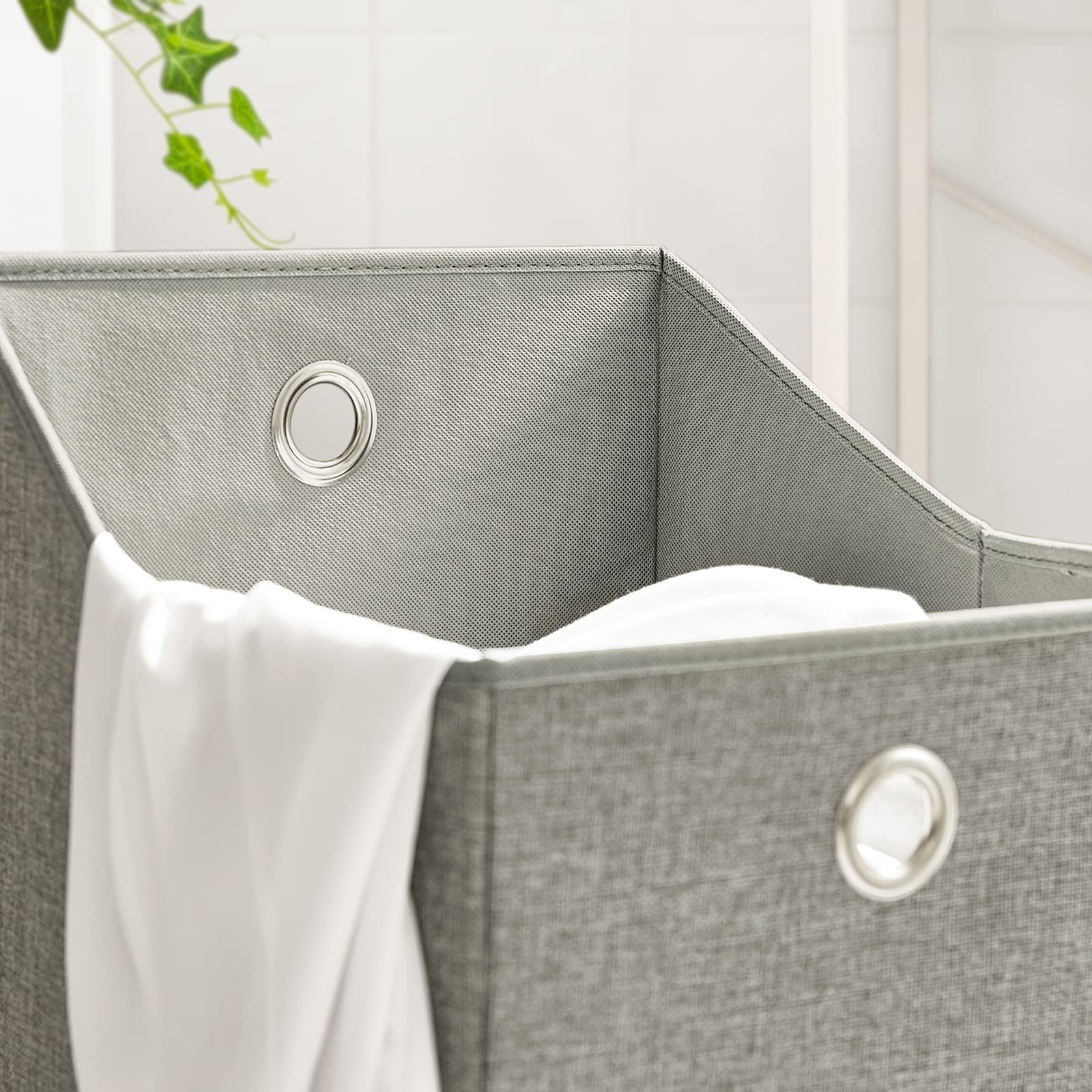 SoBuy Badezimmerschrank mit 2 Falt-Wäschekörben, Schmaler Badschrank aus MDF mit Kohlenstoff-Bambusregalen – Kompakte Größe 77x38x80 cm Modernes Design für Kleine Badezimmer BZR57-W