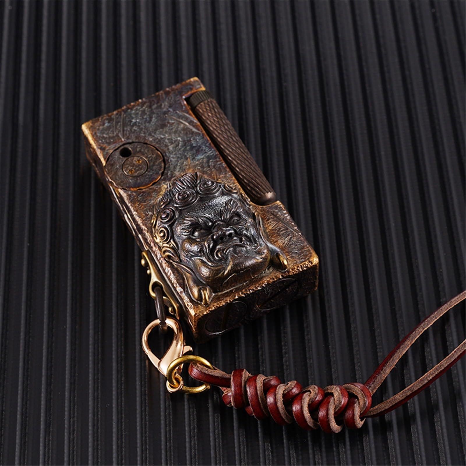 Vintage-Petroleumfeuerzeug aus Messing mit Hebearm, handgeschnitzt, seitliche Schiebezündung, mit hängender Kette, nachfüllbarer Brennstoff, geeignet for Sammlung/Dekoration/Geschenk