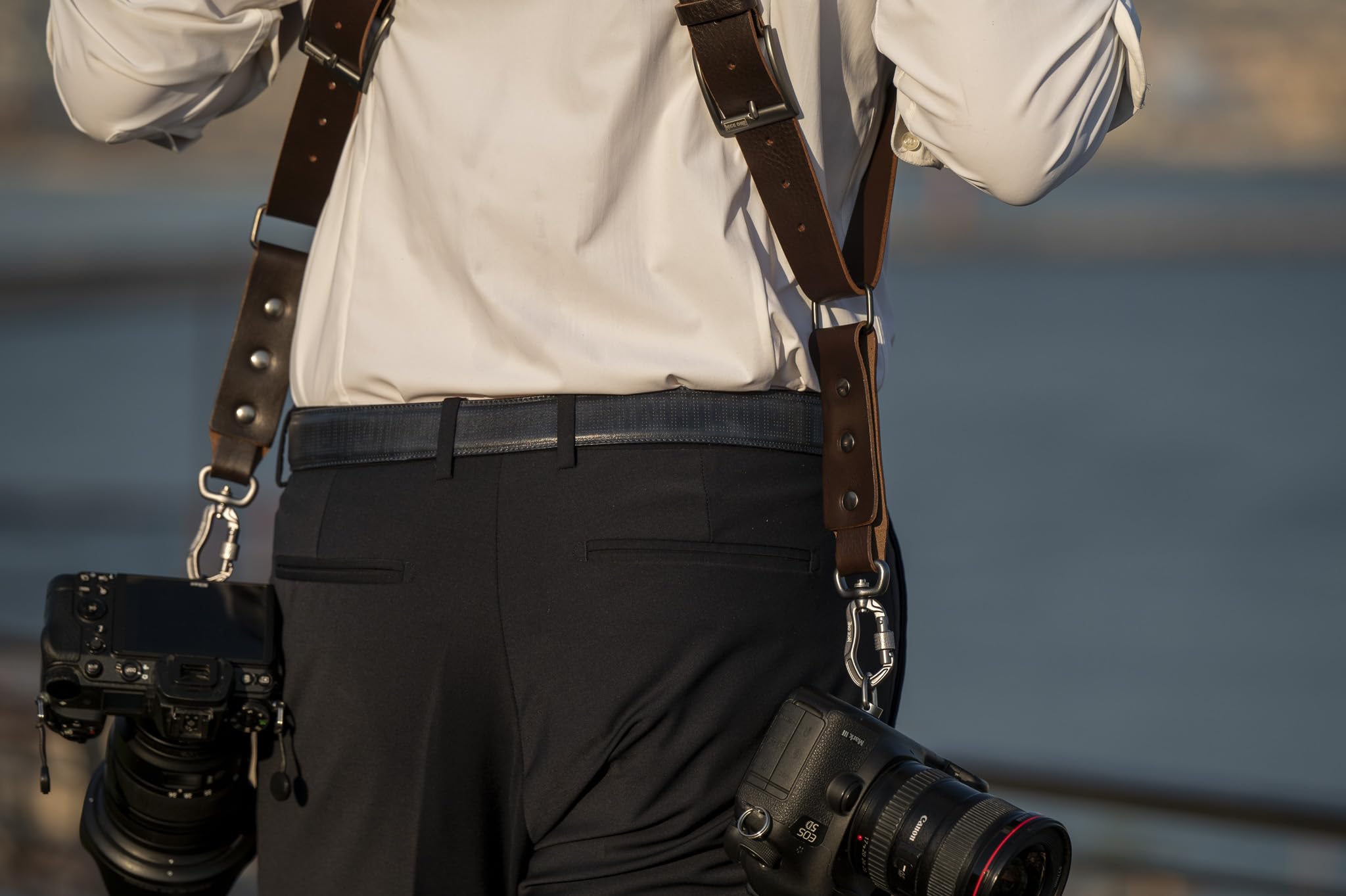 Nice One Tracolla in Pelle per Fotocamera - Ultra resistente per fotografi professionisti - Realizzata in Italia con Pelle di alta qualità - moschettone in alluminio a sgancio rapido