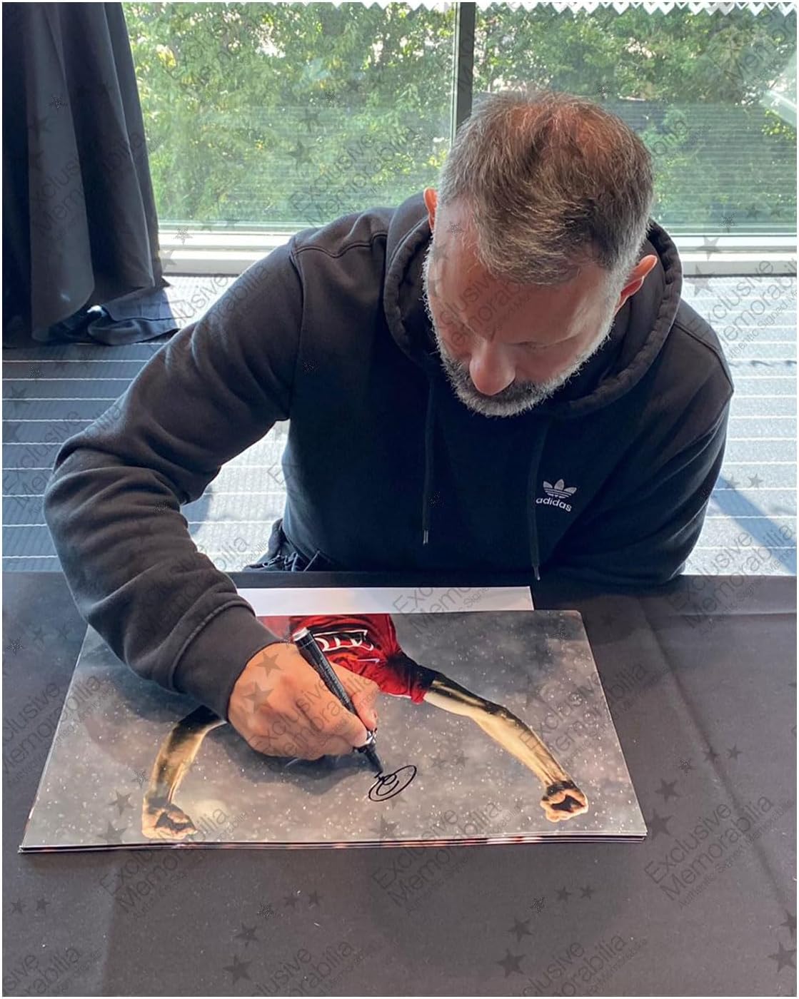 Exclusive Memorabilia Ryan Giggs Signed Manchester United Soccer Photo: UCL Winner