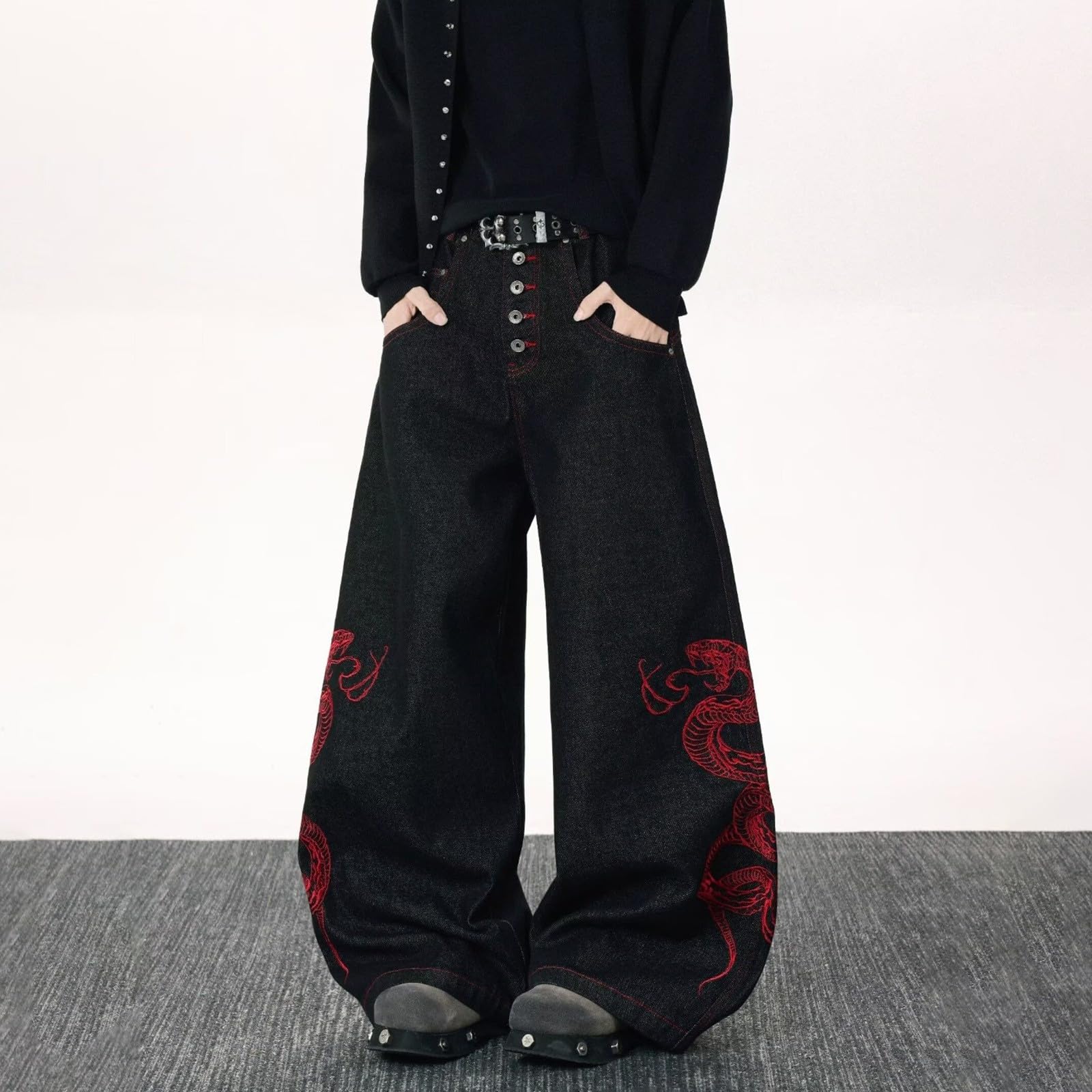 Jeans Blanco Hombre-Vaqueros de diseñador con botón Bordado Rojo y Pernera Acampanada para un Look Casual Holgado y cómodo.