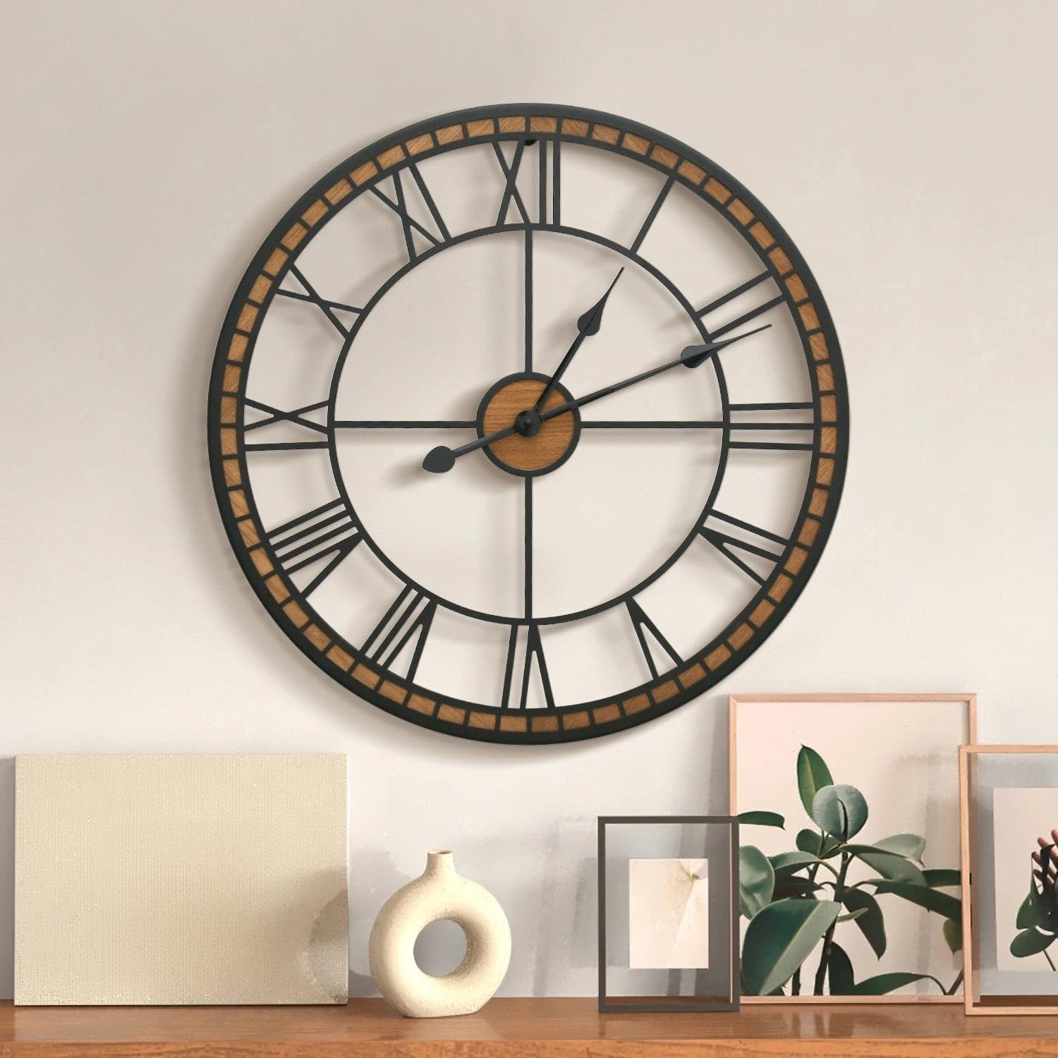Cadre en bois massif et métal noir pour cette horloge murale de style
