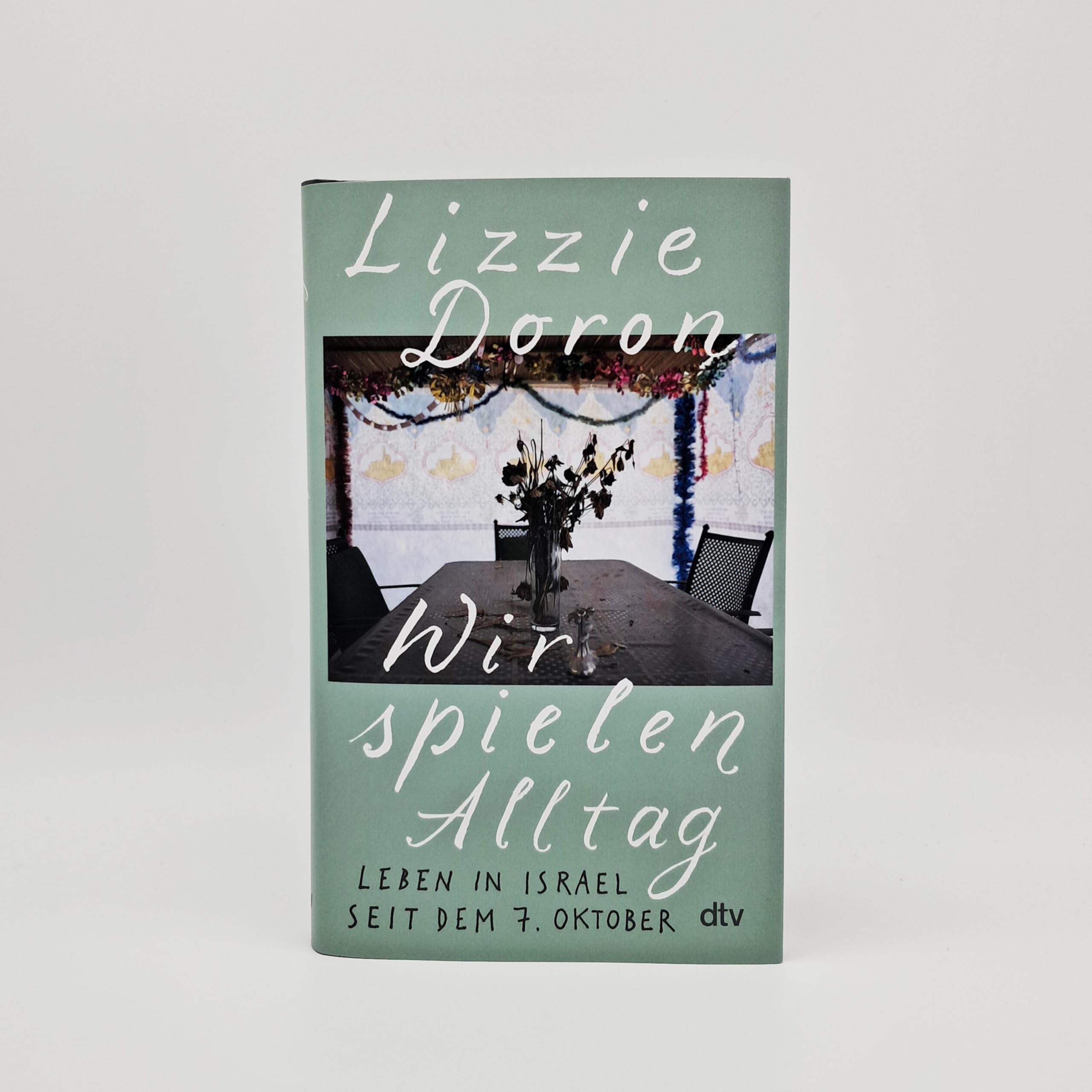 Wir spielen Alltag: Leben in Israel seit dem 7. Oktober | »Klug und empathisch – ein Buch, in dem die Traumata der israelischen Gesellschaft sichtbar werden.« Sigrid Brinkmann, DLF