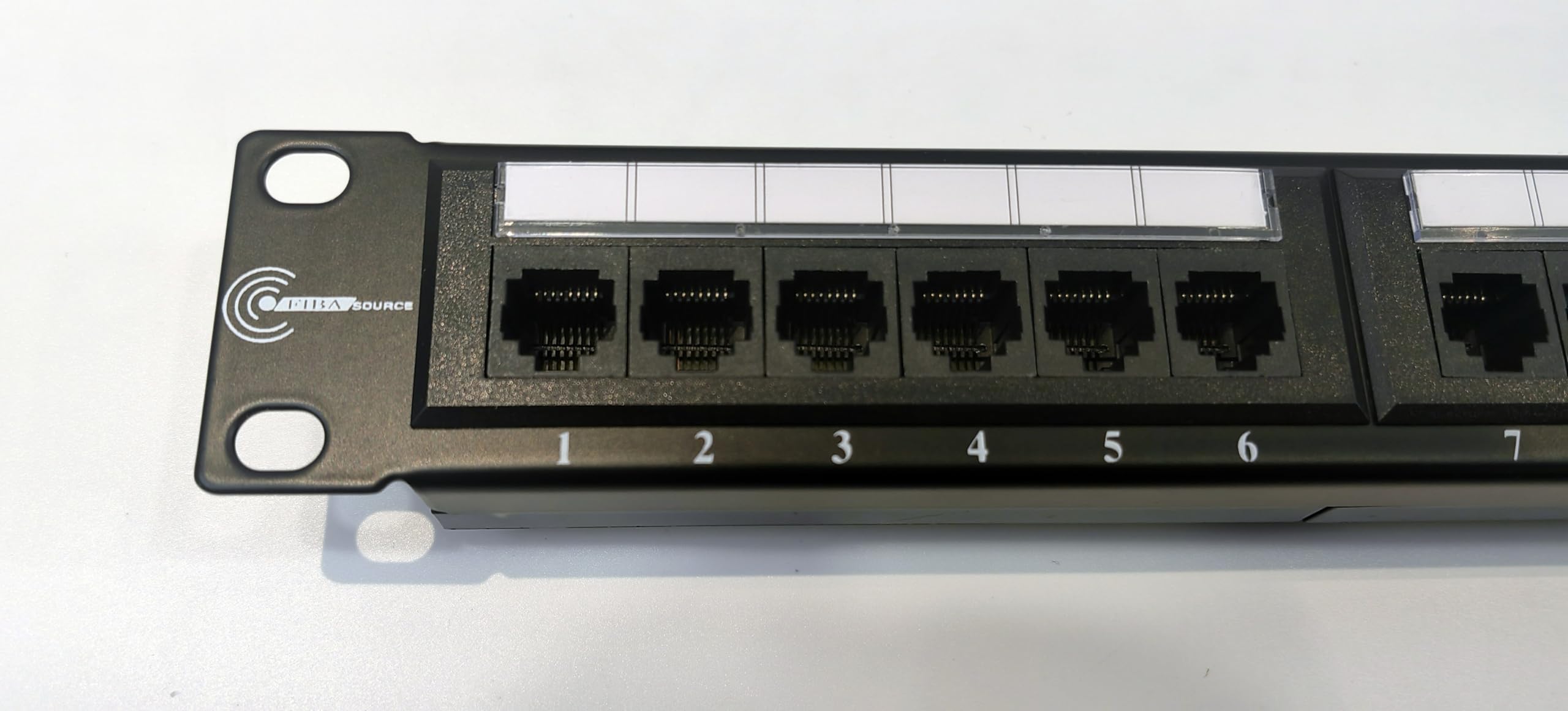 Panneau de brassage 24 ports Cat6 10G, panneau de brassage réseau UTP 48,3 cm, panneau de brassage Ethernet 1U à montage mural pour câblage Cat6, Cat5e, Cat5 (24 ports)