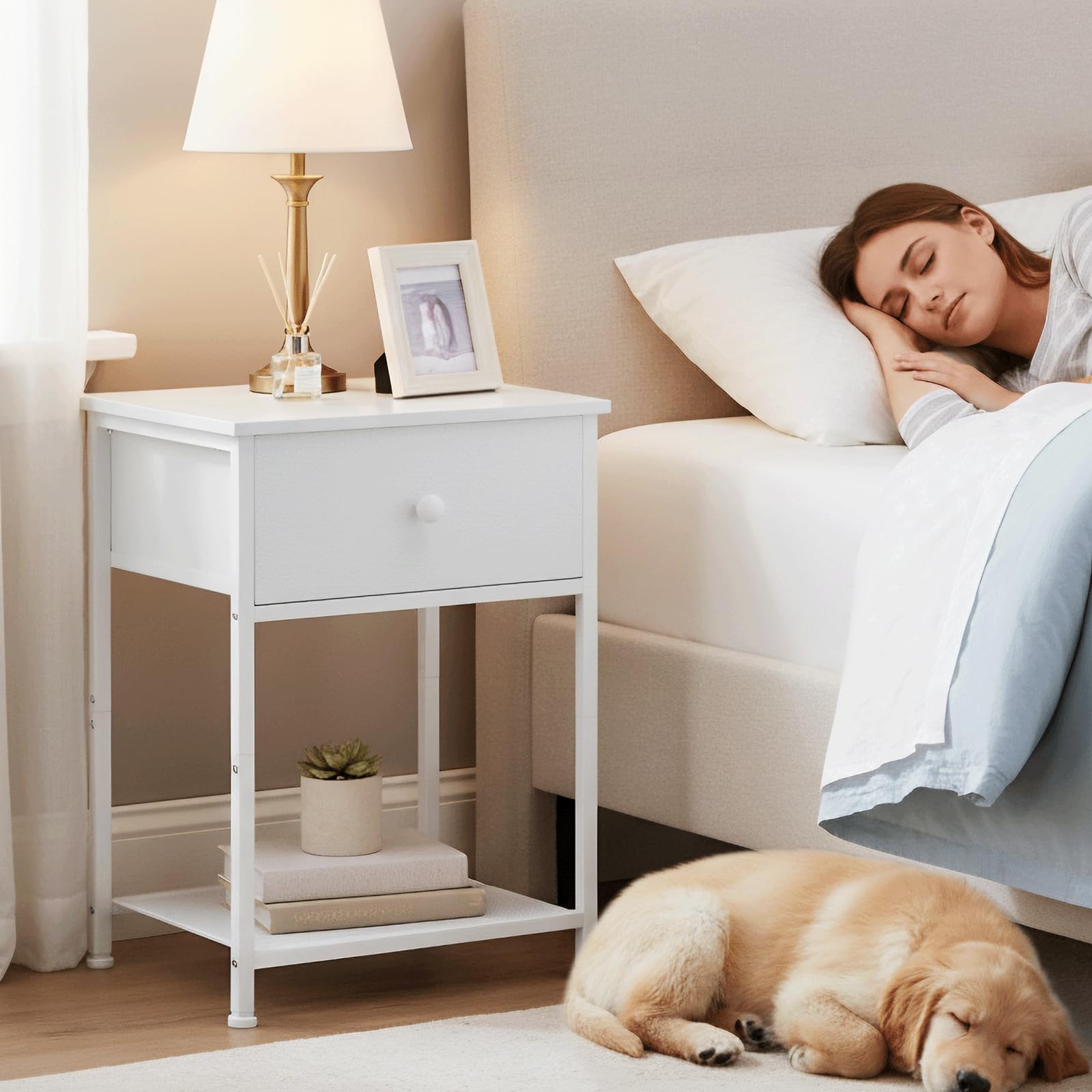 AMHANCIBLE Juego de 2 Mesitas de Noche, Mesilla de Noche Pequeñas con Cajón de Tela, Mesita Auxiliar Industrial Delgada con Estante, para Dormitorio, Salón o Espacios Pequeños, Blanco EHET03SDWT