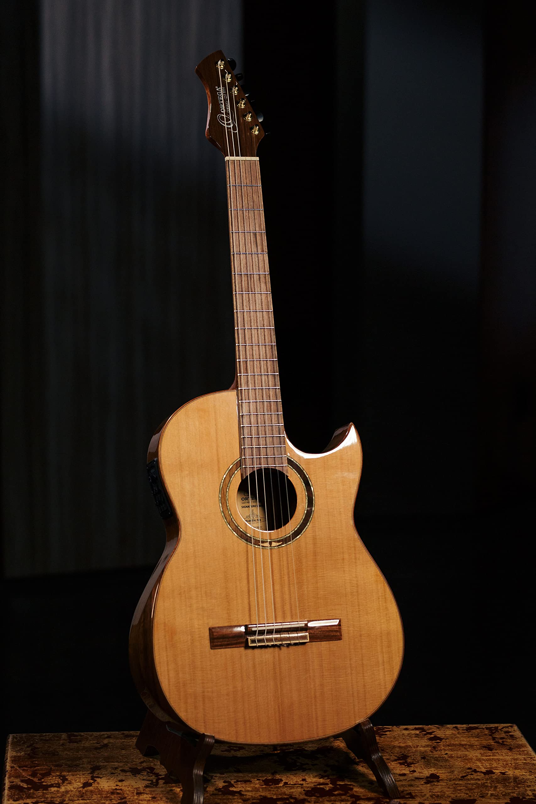 Ortega Ben Woods Signature Guitar Reversed Headstock Nylon 6 Corde + Custodia morbida Ben Woods - Sistema Fishman -Ortega con uscita XLR (FLAMETAL-TWO)
