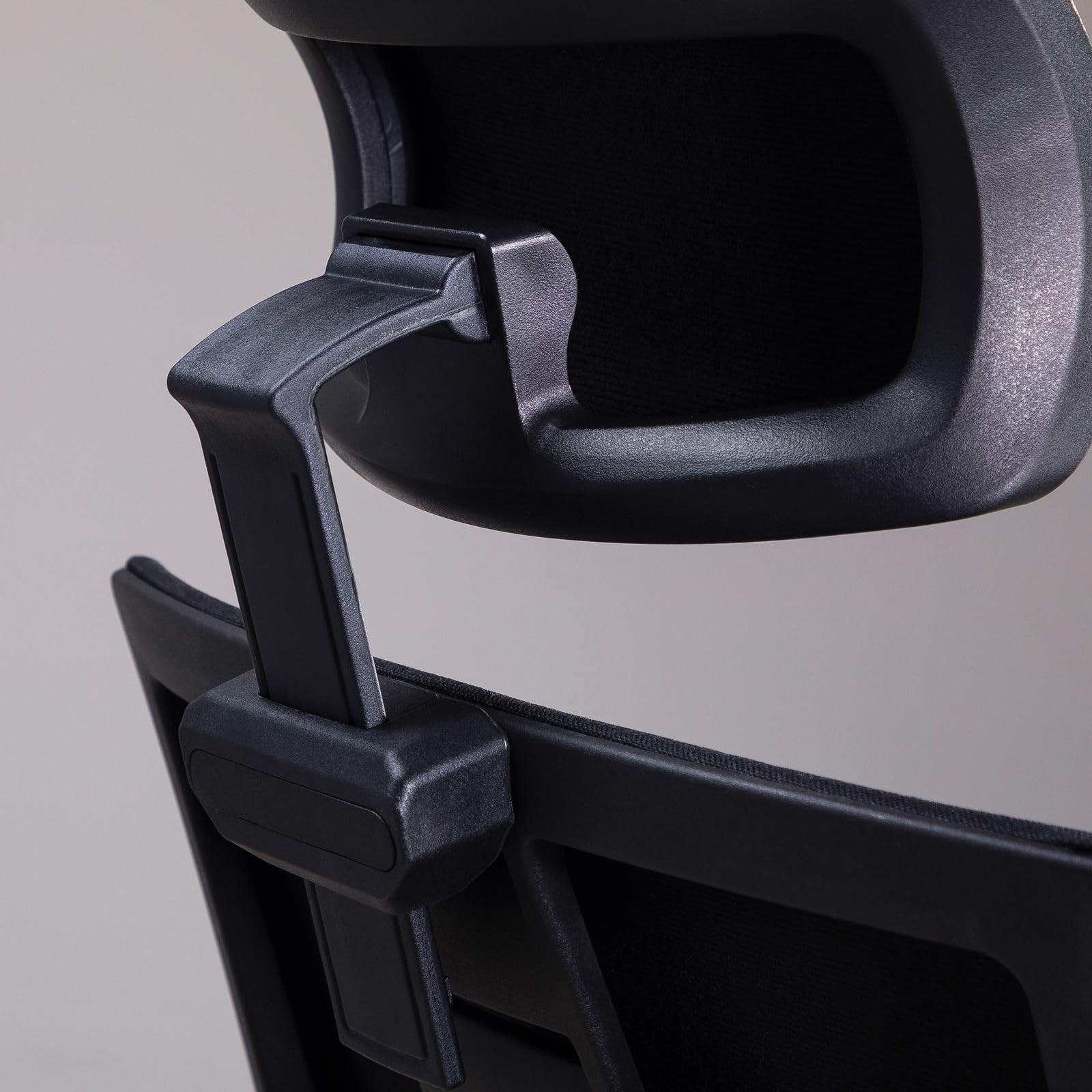IDIMEX Bürodrehstuhl Herry mit Kopfstütze und Armlehnen in schwarz. Ergonomischer Bürostuhl mit Verstellbarer Sitzmechanik, Höhenverstellbar und Kippfunktion.