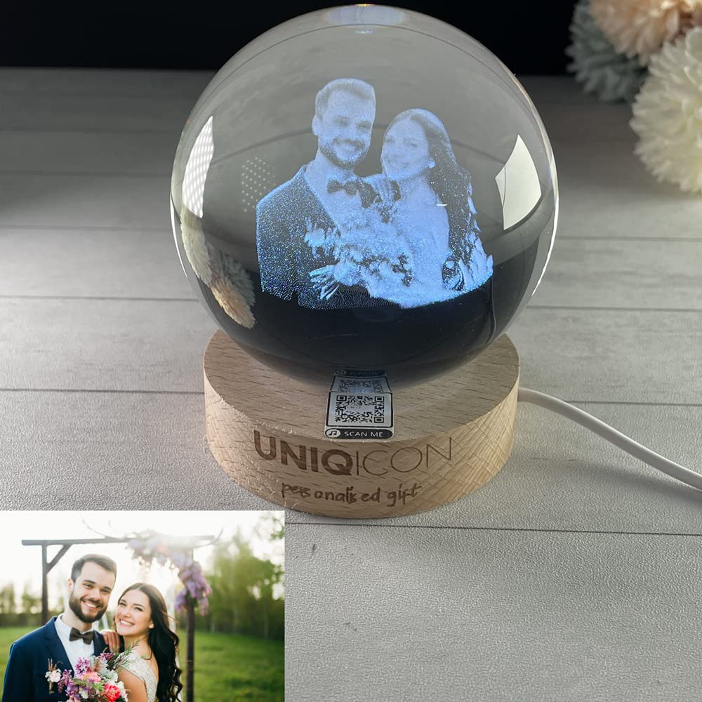 Boule de Cristal Personnalisé avec Photo et Texte, Boule en Verre Personnalisable, Base en Bois, Gravure au Laser et Photos, Cadeau Unique pour Femme, Ami, Anniversaire, Nouvel an, Saint Valentin
