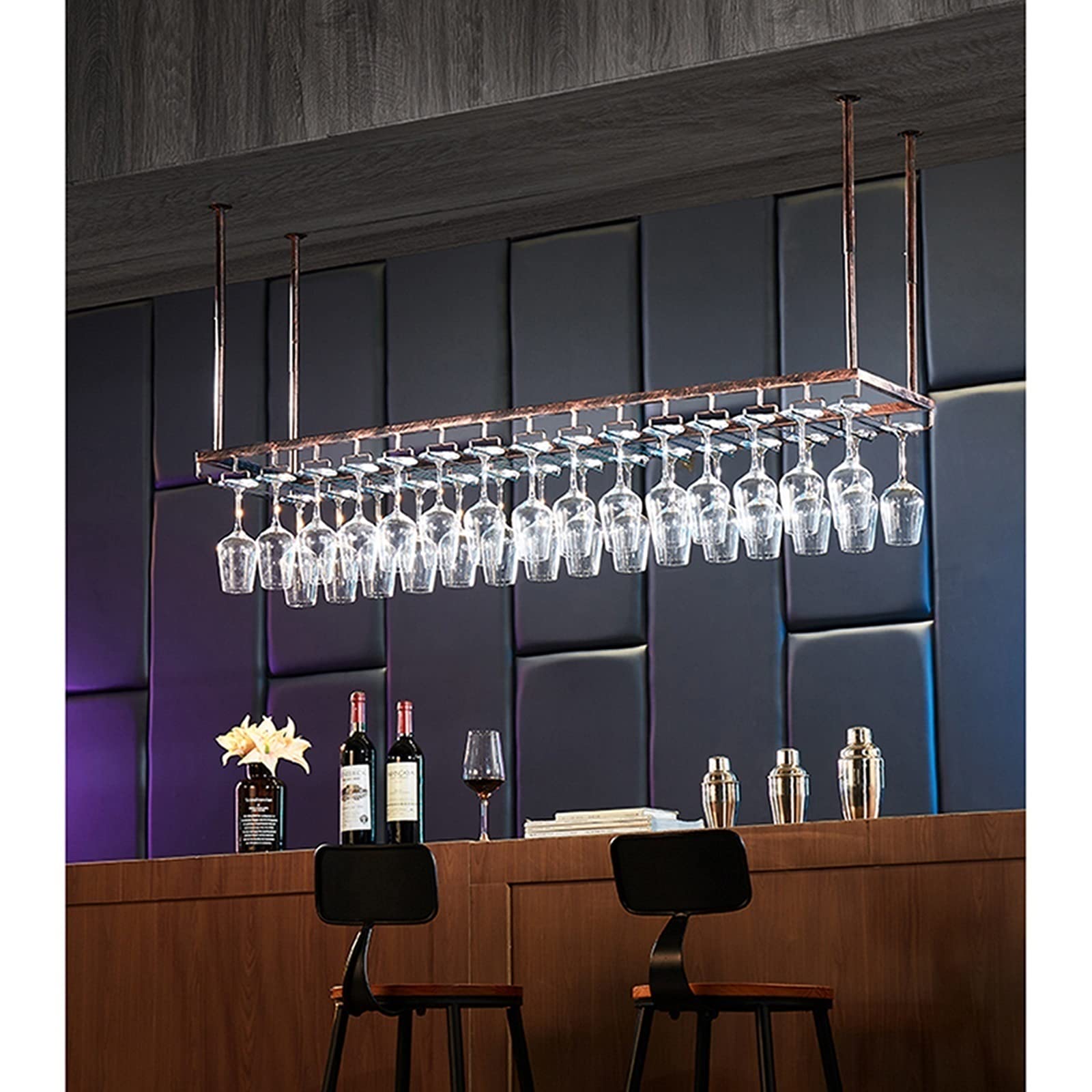 Porte-verres à vin suspendus de plafond et bouteilles style loft