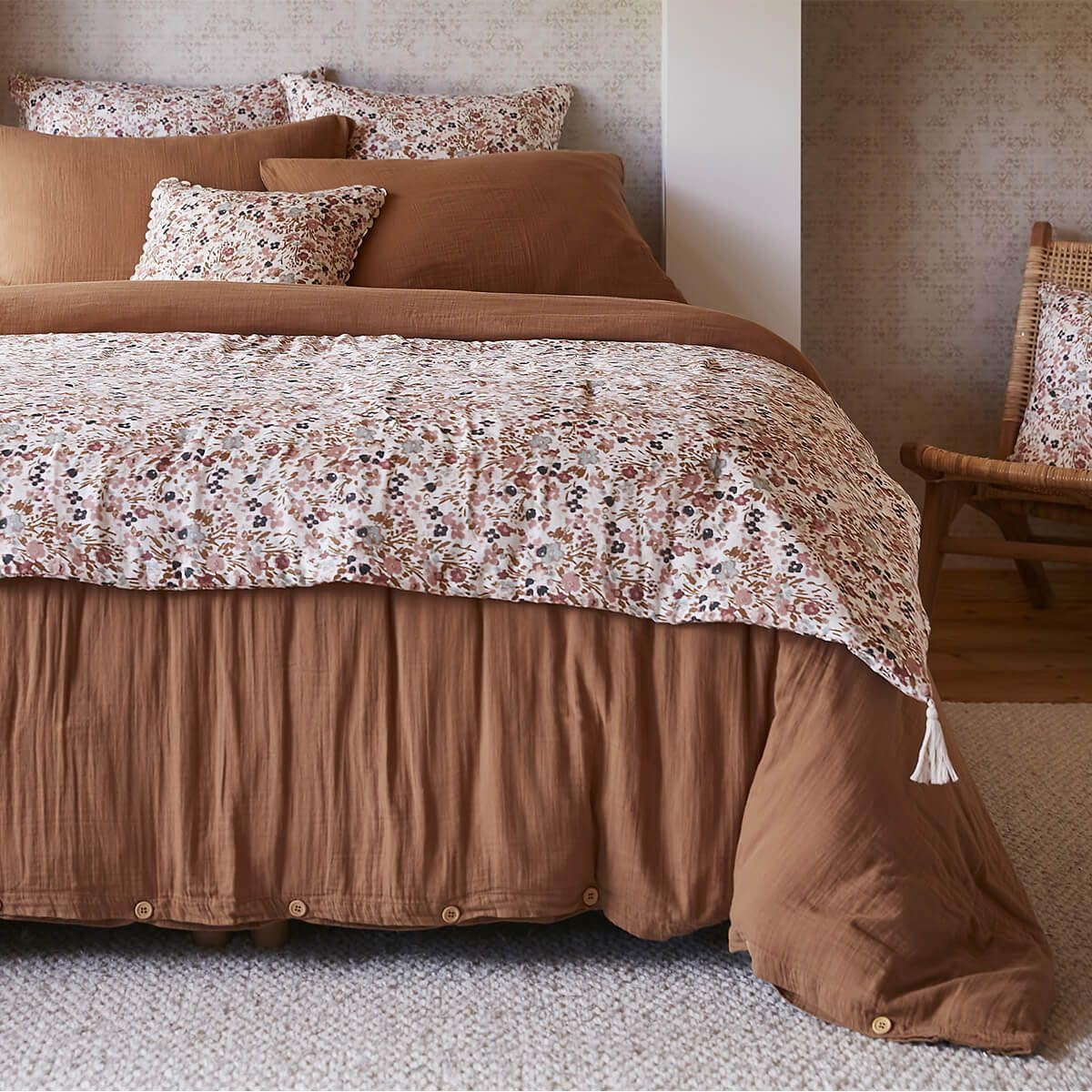 AltoBuy Adonis Chemin de Lit 90x200cm Gaze de Coton Blanc Imprimé Fleur 4 Pompons