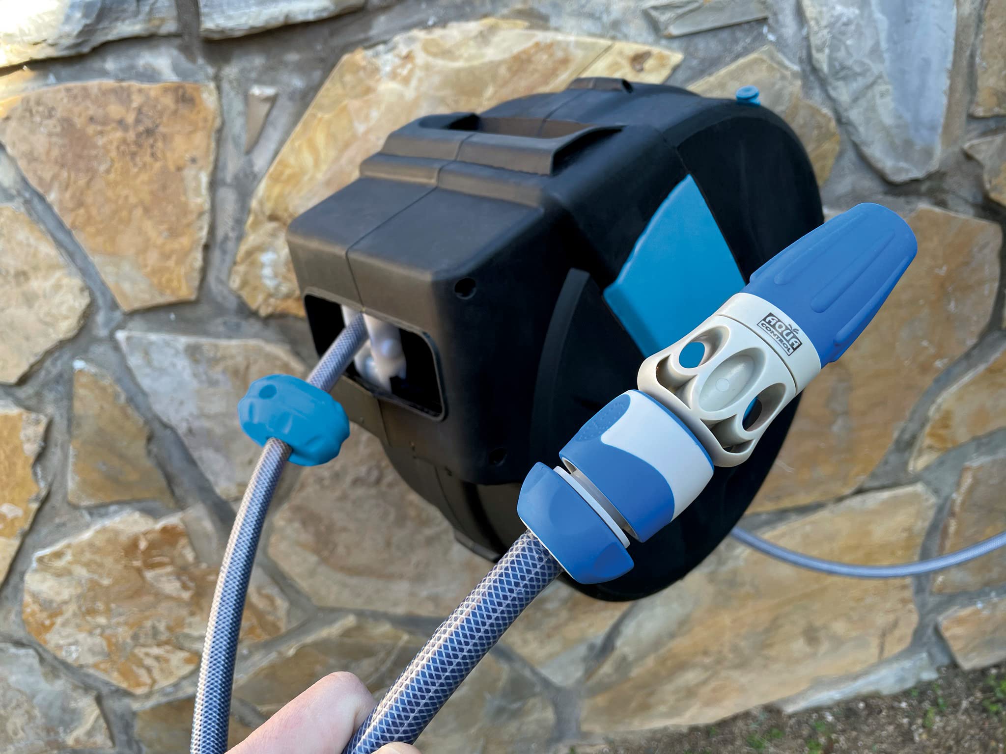 Enrollador automático de manguera para pared. Con 20 metros de manguera y conexiones y lanza en bimateria (plástico y caucho) para mejor agarre Multicolor