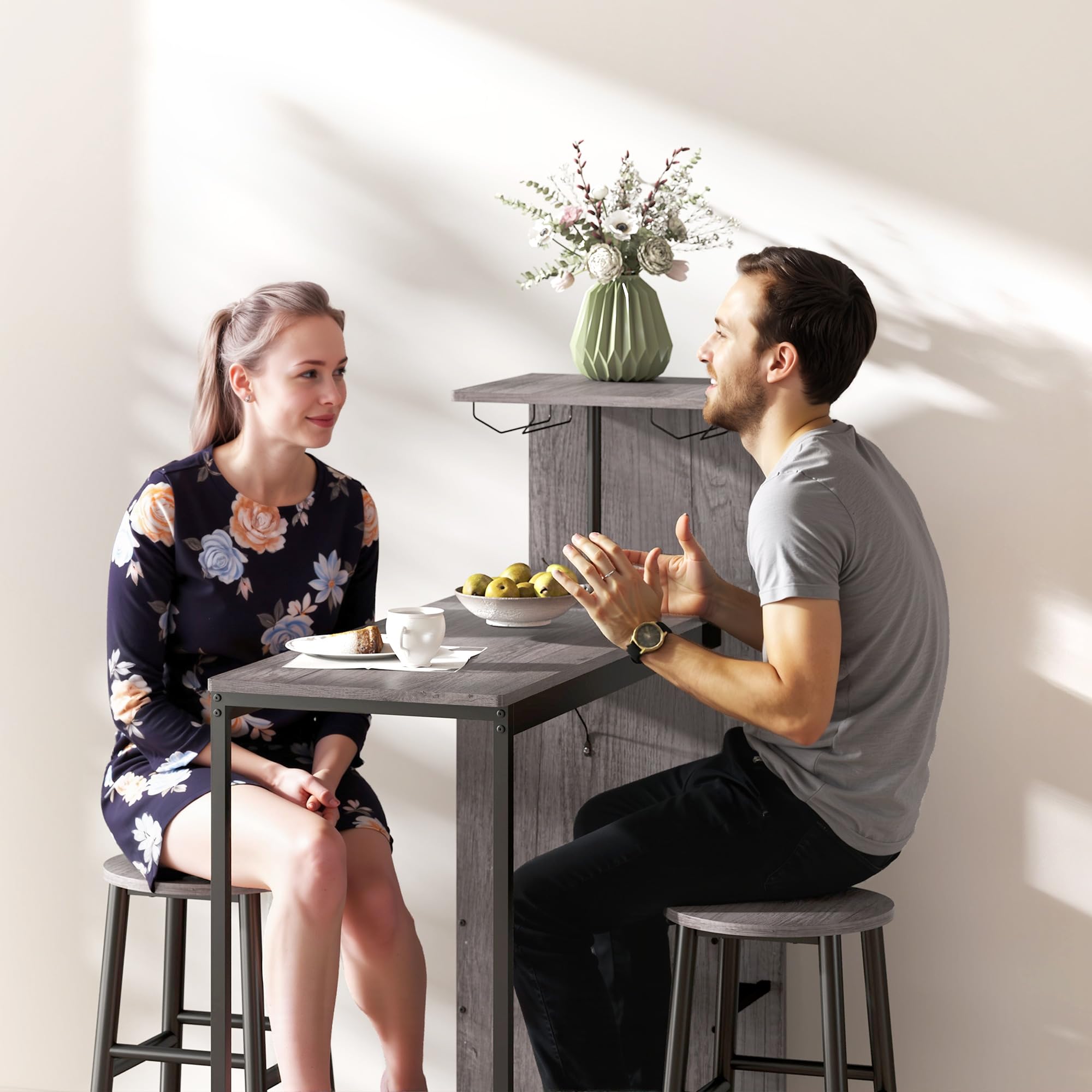 HOMCOM Ensemble Table de Bar avec Tabourets 2 Chaises Effet Bois Naturel | Table à Manger Debout, Chaises Rondes avec Repose-Pieds, Étagères de Rangement, Casiers à Vin, Porte-Verres
