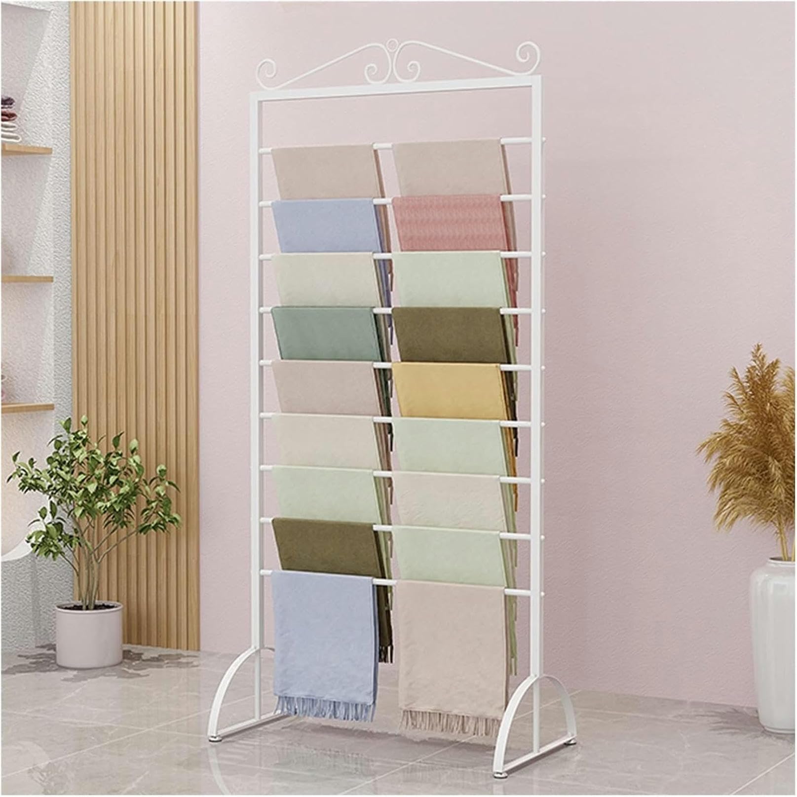 Organisateur de rangement pour écharpes et rubans parfait pour un atelier d'artisanat ordonné