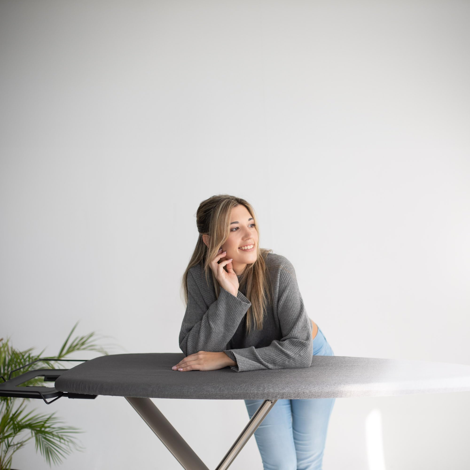 GoldVIP Table à Repasser Grande et Professionnelle | 130x47 cm | Pliable, Robuste et Stable | Hauteur Réglable | roulettes | Surface XXL Large | Aluminium | Idéale Centrales Vapeur | Fabriquée Europe