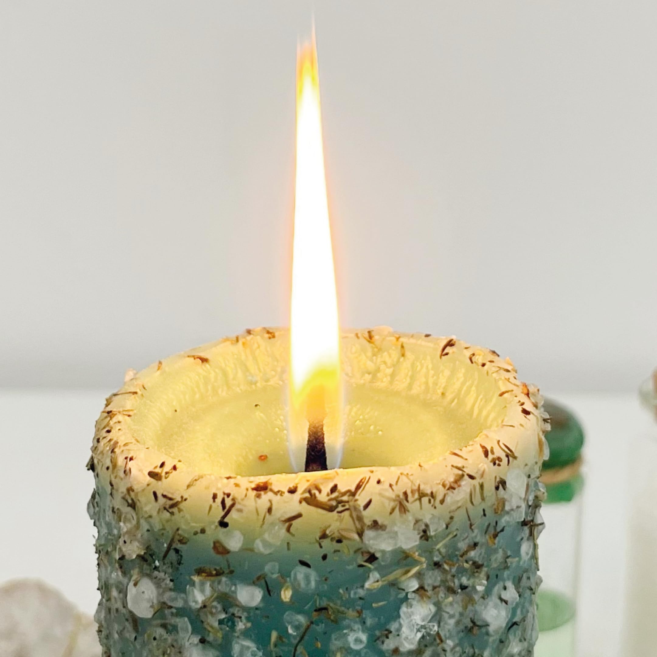Schutzkerze mit Salz und Harzen – Esoterische handgefertigte grüne Kerze, 5,5 x 14 cm – Energiereinigung und gegen schlechte Energien – Ritualisiert und 100 % natürlich – Marianenkerzen