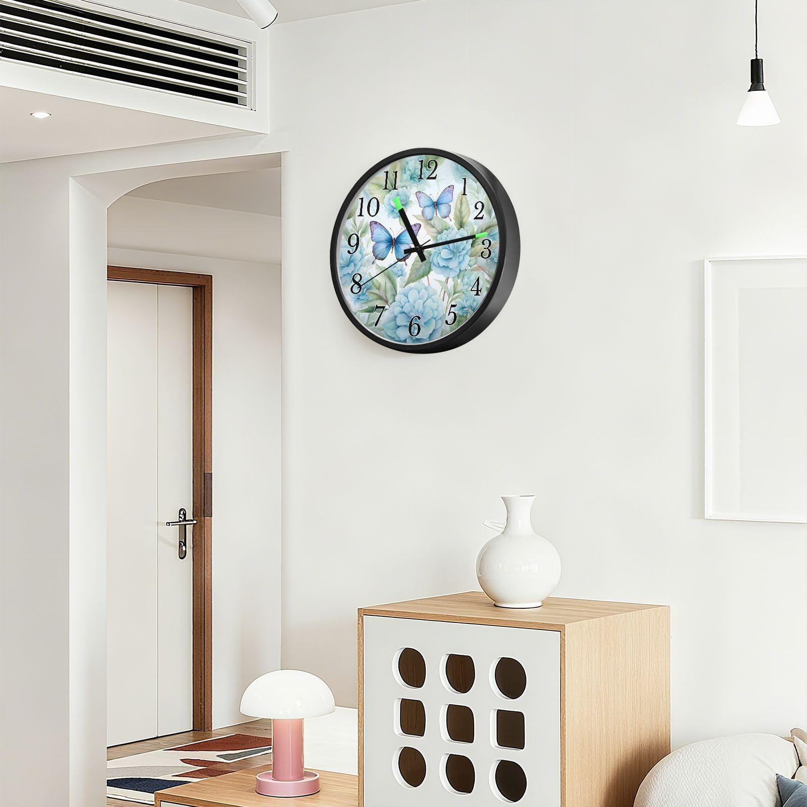 Mnsruu Reloj de pared luminoso con diseño de flores y mariposas, color azul, funciona con pilas, silencioso, brilla en la oscuridad, para sala de estar, cocina, 12 pulgadas