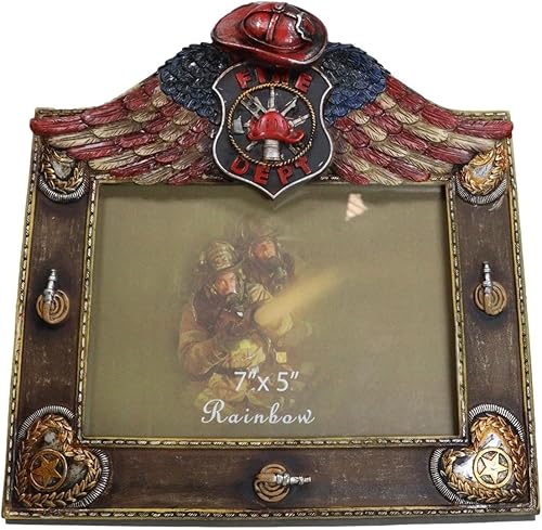 Ebros Gift Casco de bomberos patriótico occidental rústico con manguera y bandera de Estados Unidos con emblema alado de ángel con caballete en la